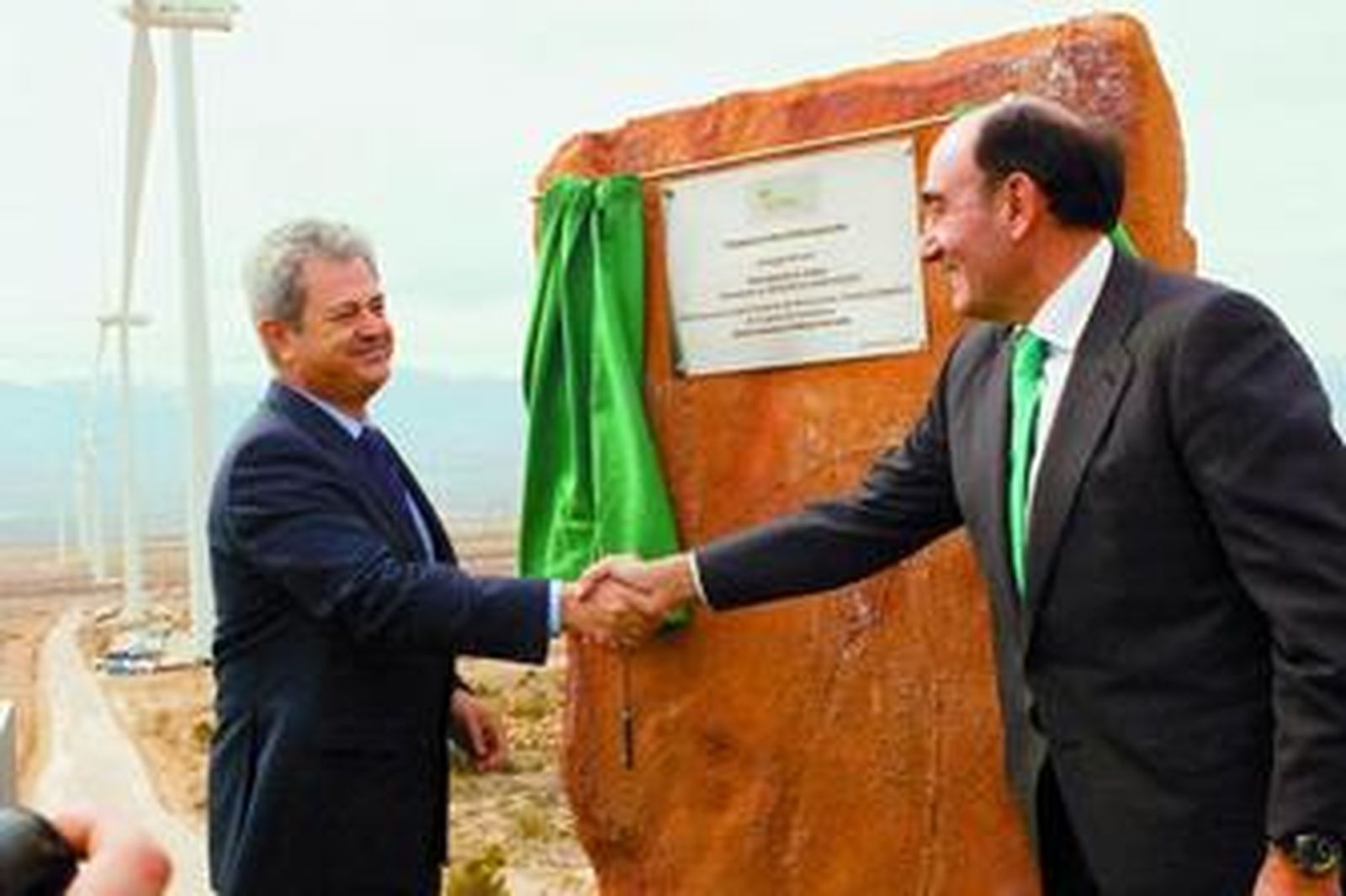 Francisvo Vallejo (izqda.) e Ignacio Sánchez Galán, en la inauguración ayer del complejo eólico de Granada.