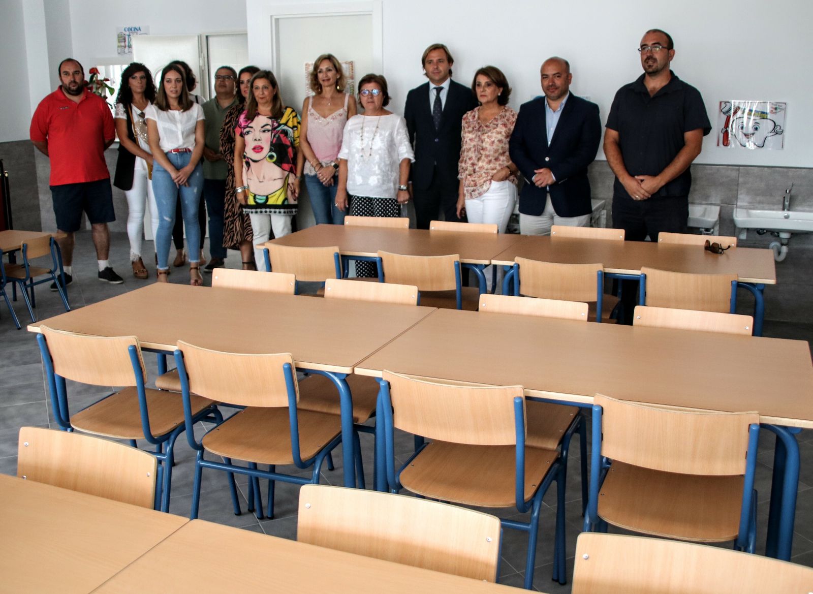 Dirigentes institucionales en la inauguración del comedor del colegio San Miguel.