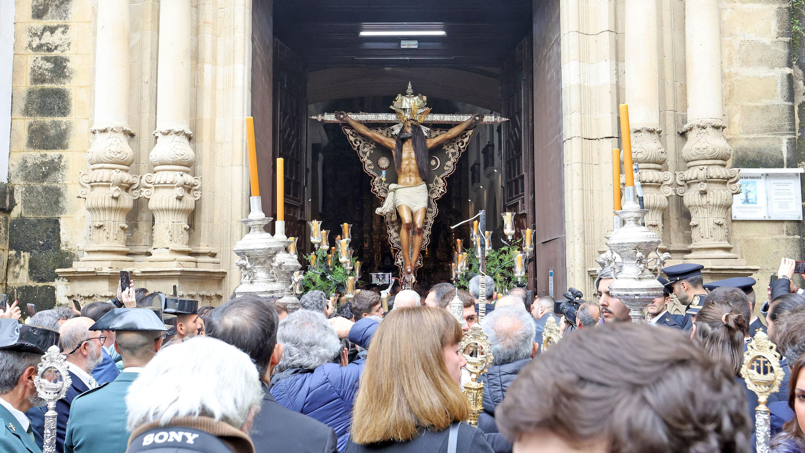 Las Viñas y El Cristo vuelven a sus templos