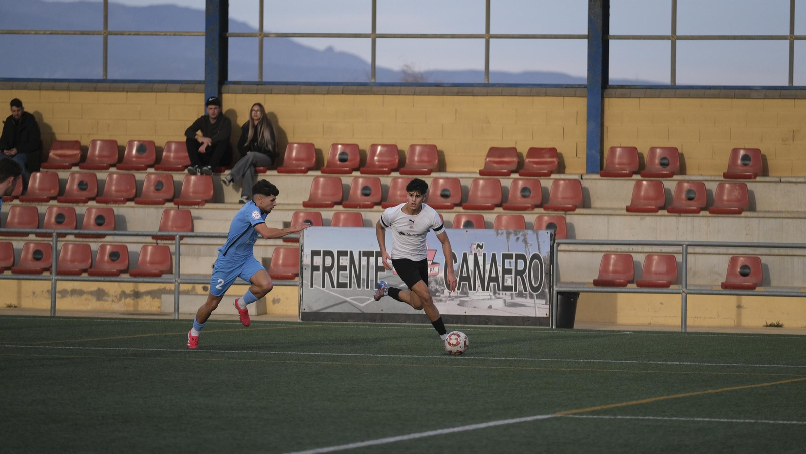 Salva Fillouche avanza en carrera con el balón durante un encuentro de la pasada temporada con los de la barriada almeriense.
