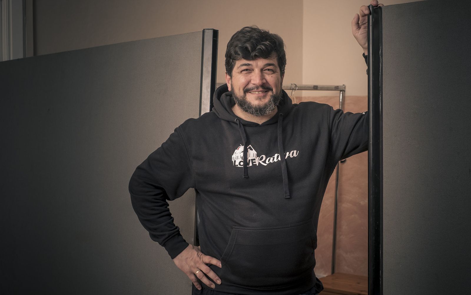 Kike Remolino en uno de los camerinos del Falla la noche del domingo.