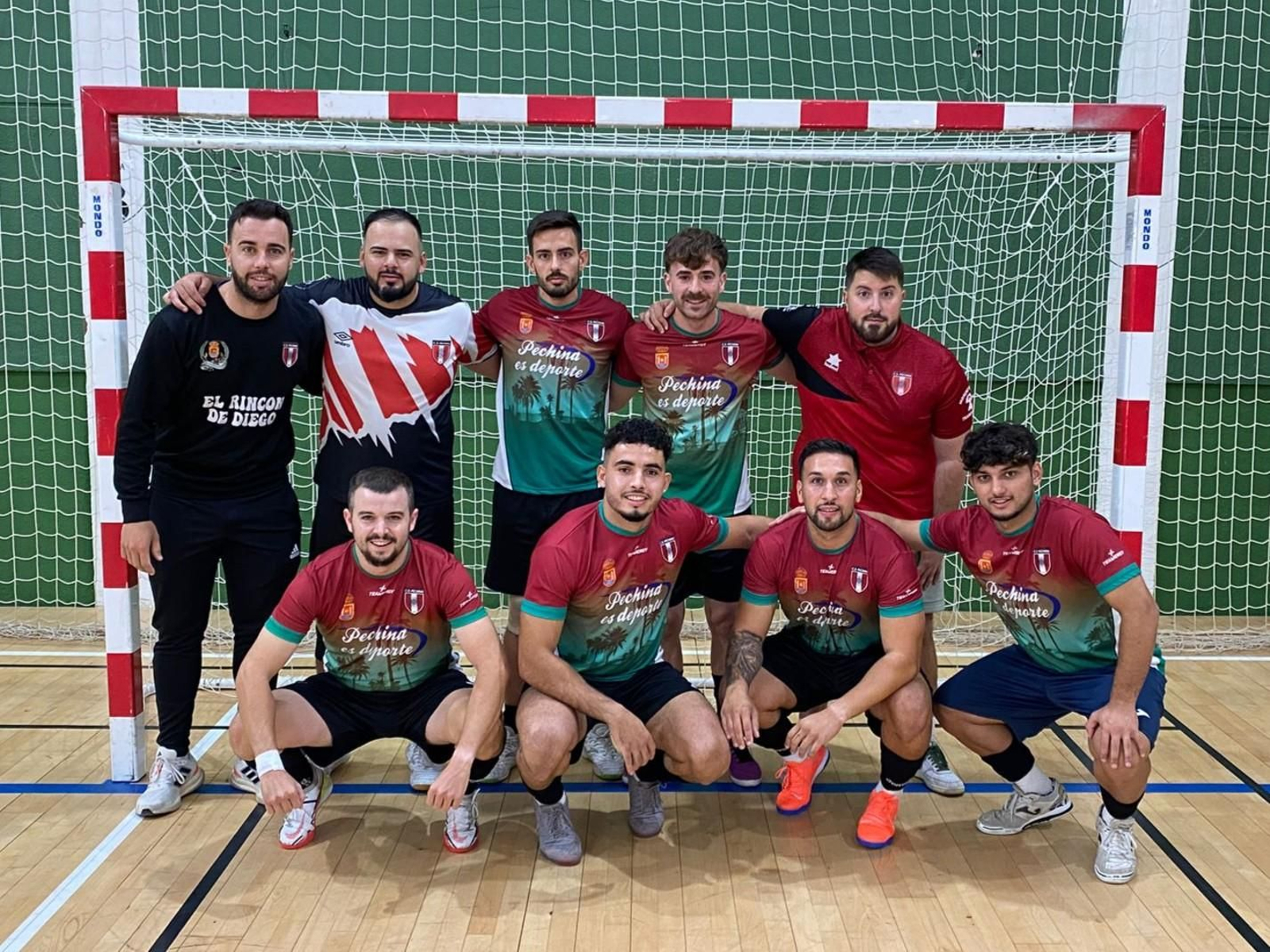 Los jugadores del CD Pechina posan delante de una de las porterías antes de la disputa de su encuentro.