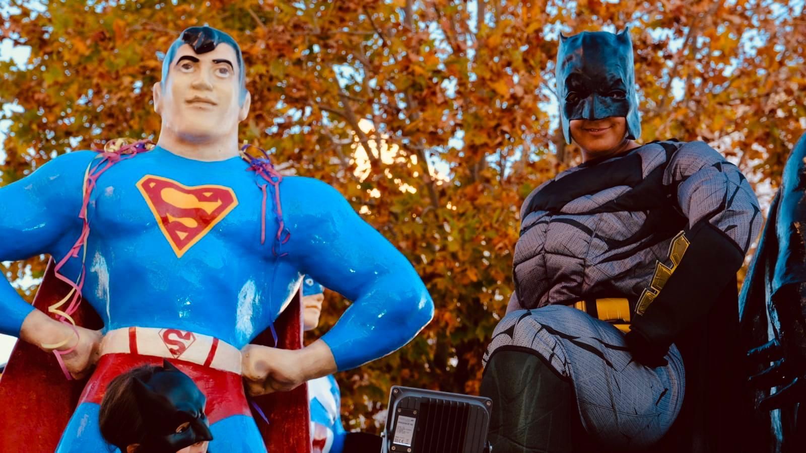 Superhéroes participan en la Cabalgata de Rincón de la Victoria.