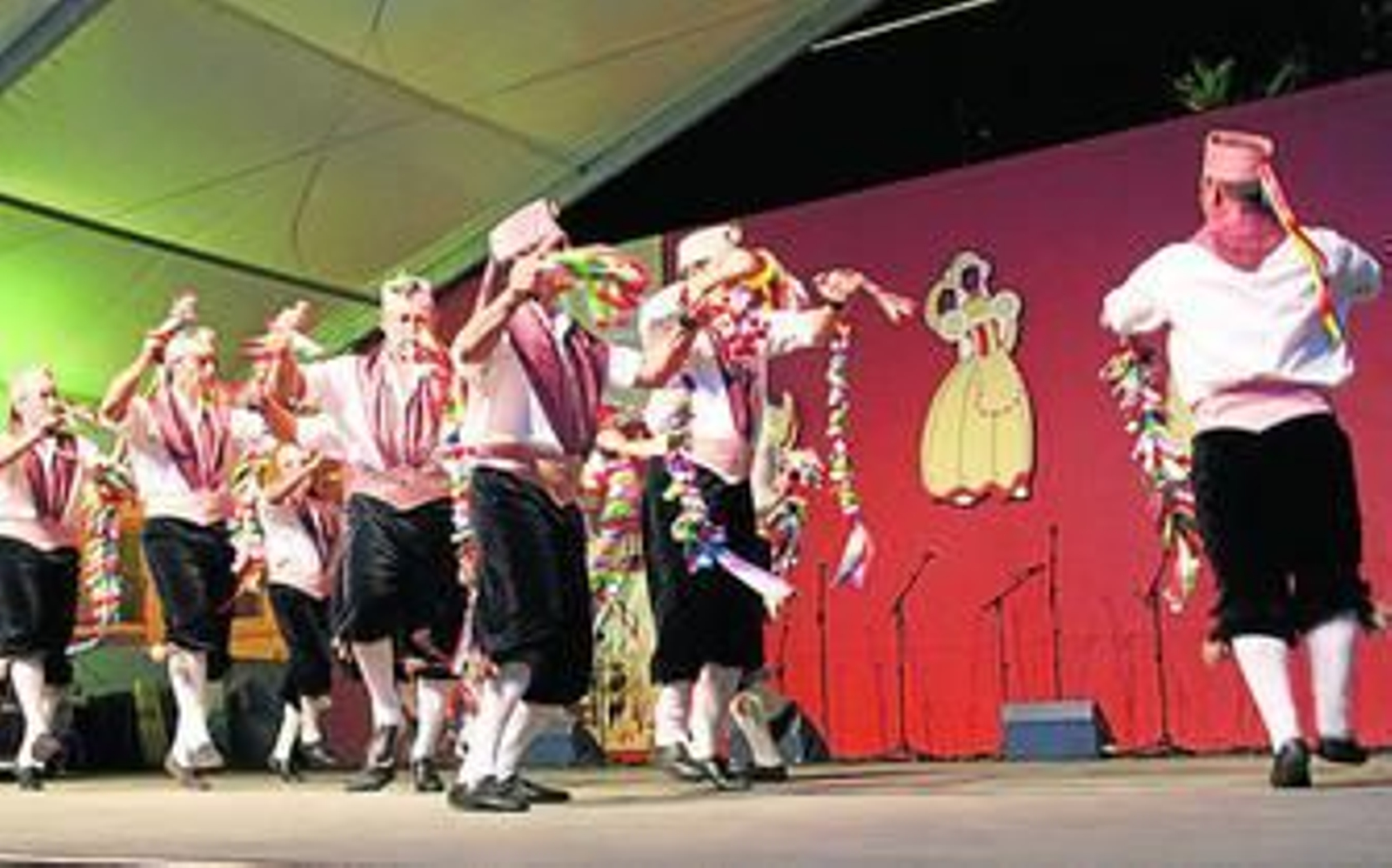 Uno de los numerosos grupos que han participado en una edición pasada de este festival de Villablanca.