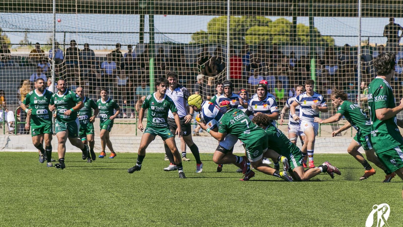 Juan Navarrete placa a un jugador del equipo madrileño.