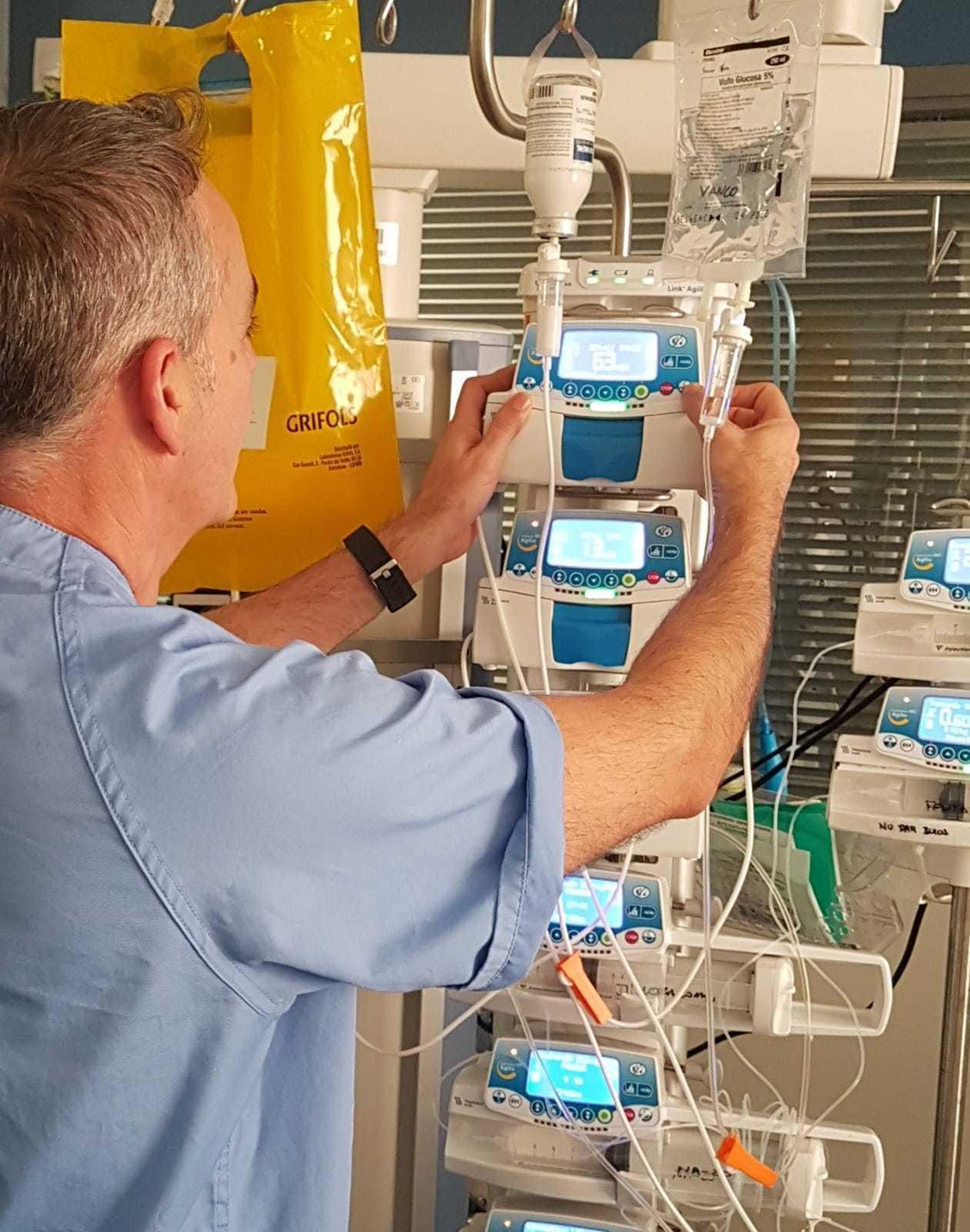 José Manuel Andrade maneja una de las bombas para la administración de medicamentos y suero.
