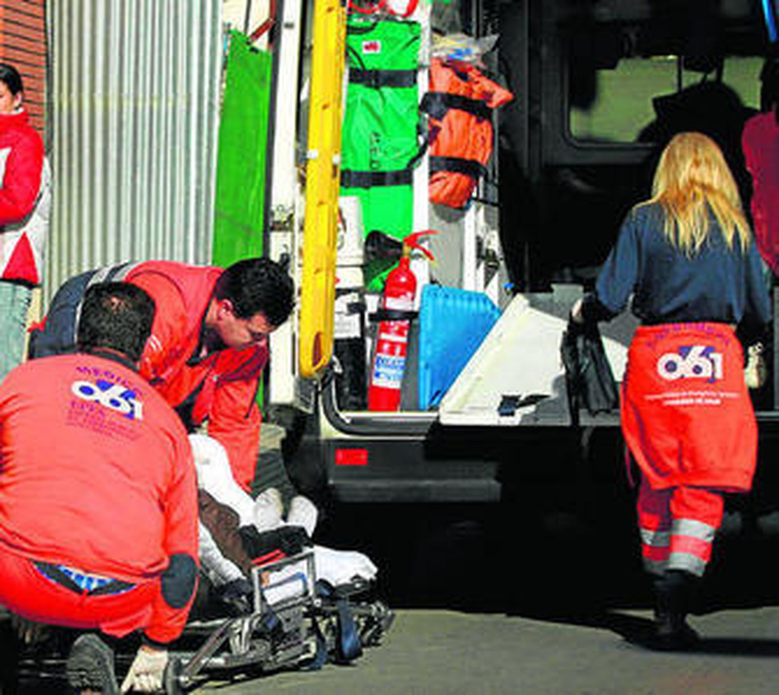 Profesionales sanitarios del 061 durante una intervención.