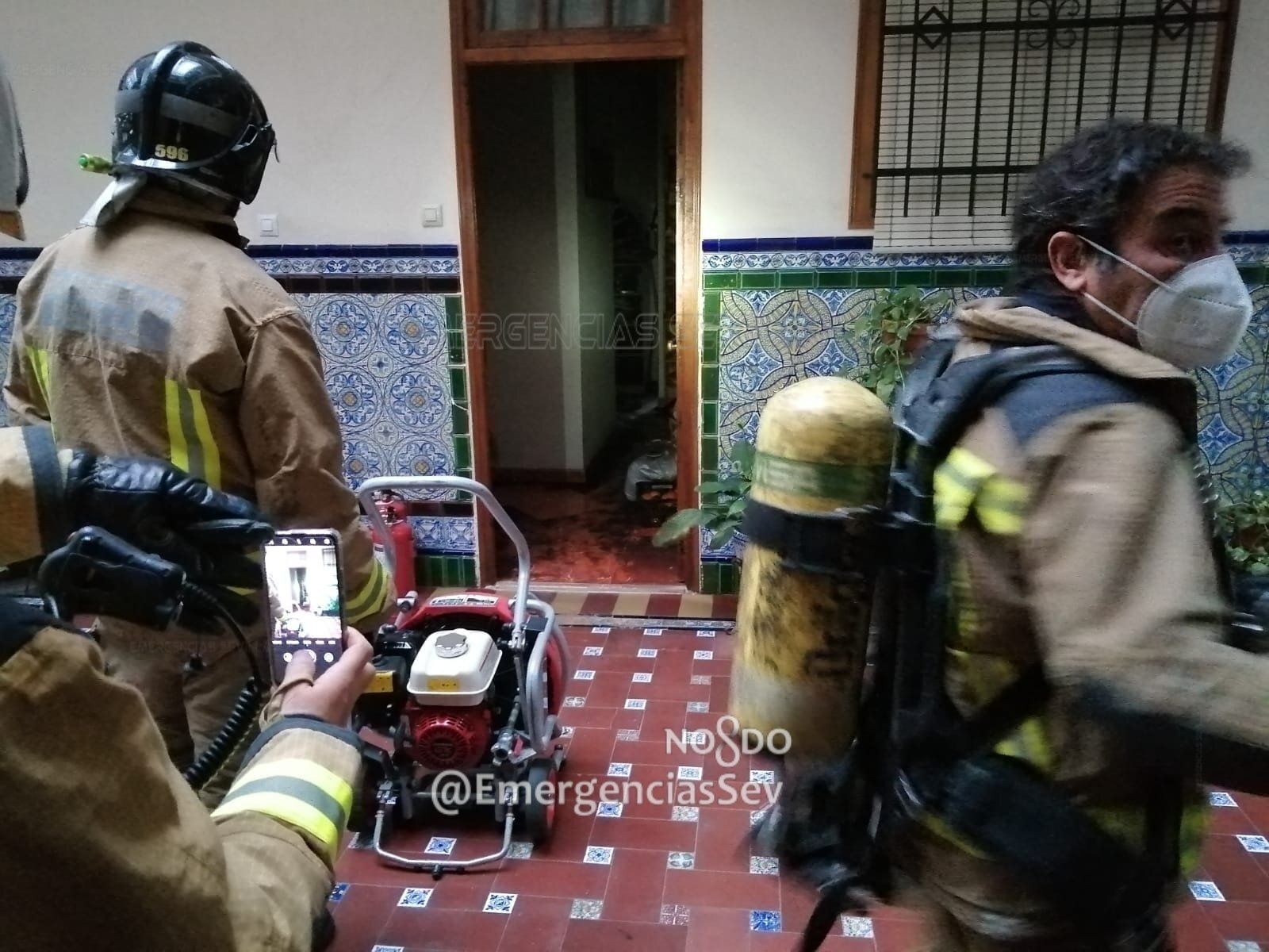 Equipos de Emergencias en la calle Feria.