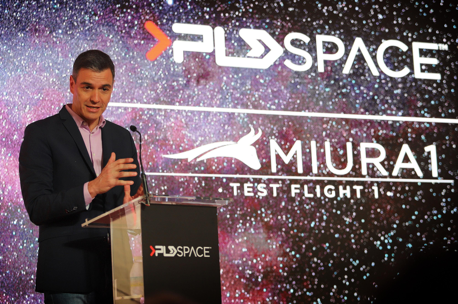Imágenes de Pedro Sánchez en su visita al cohete Miura en la base espacial en Huelva