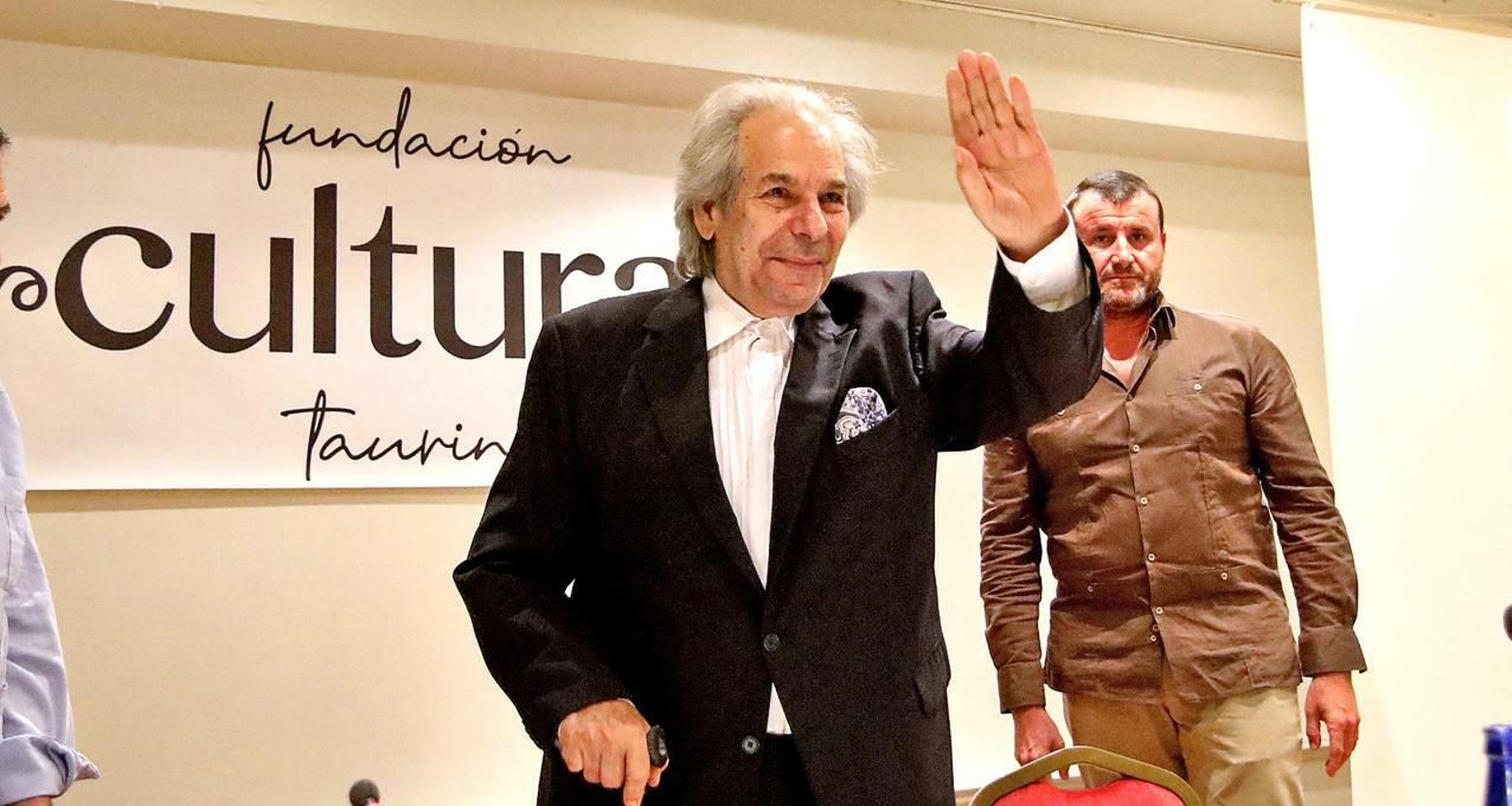Rafael de Paula saluda a los asistentes momentos antes de su conferencia, anoche en el Hotel Jerez organizada por la Fundación Cultura Taurina.