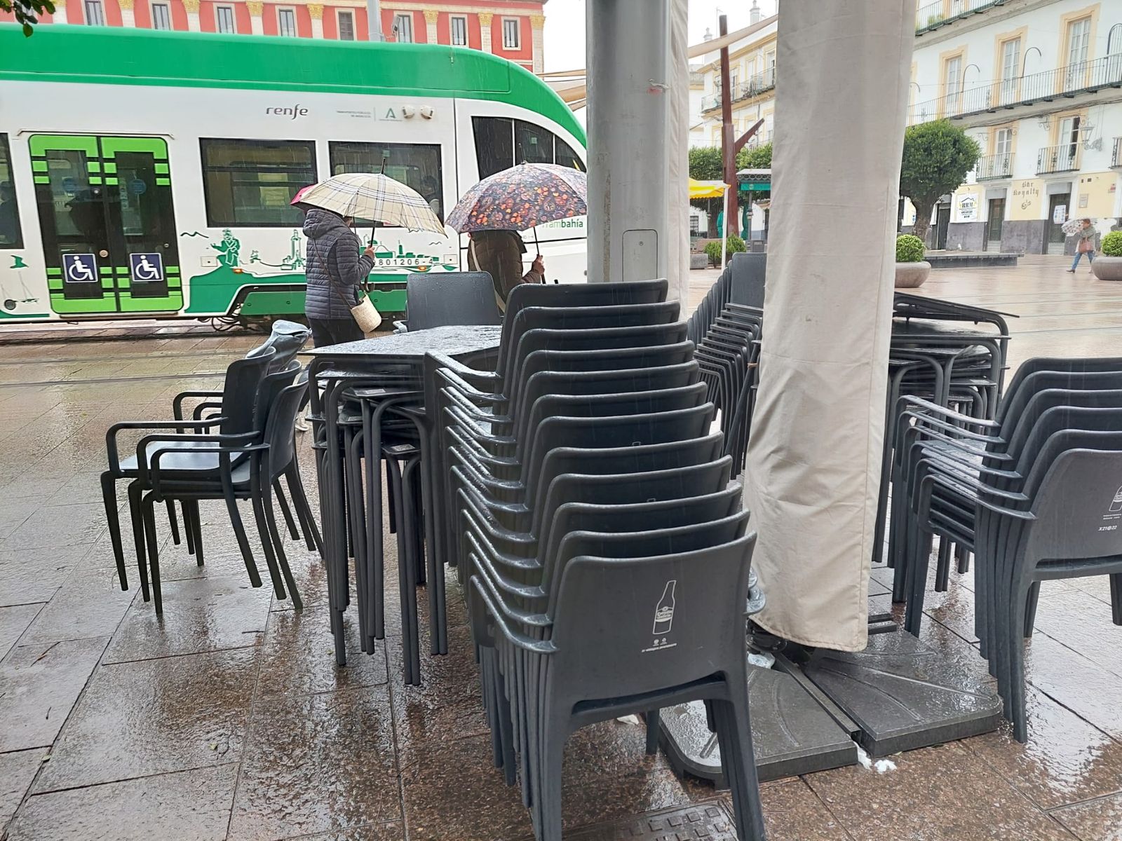 La terraza de un establecimiento hostelero isleño, recogida durante uno de los pasado días de lluvia.