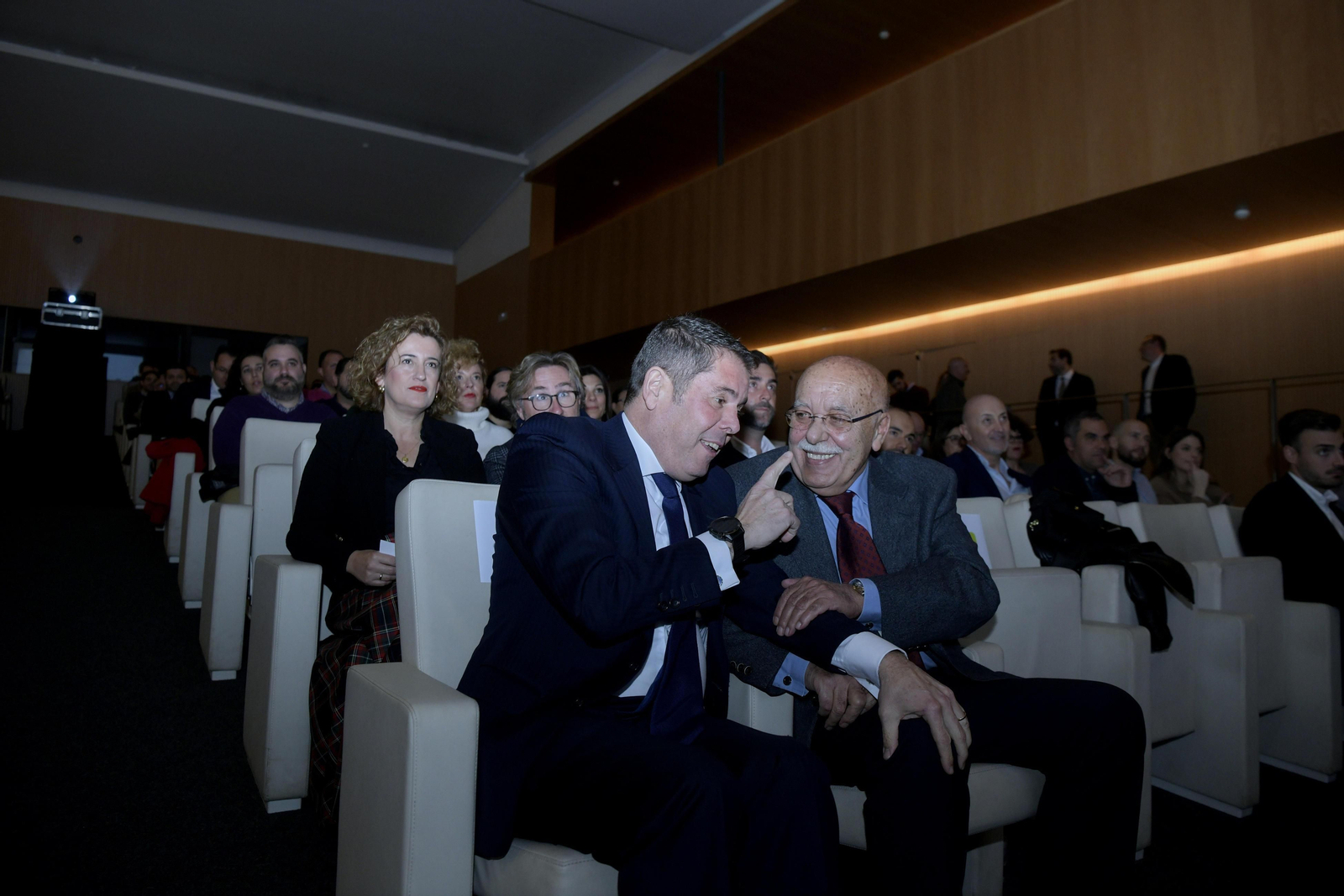 Gerardo Cuerva, en primer plano, durante la Gala Solidaria del Club Cámara 2022