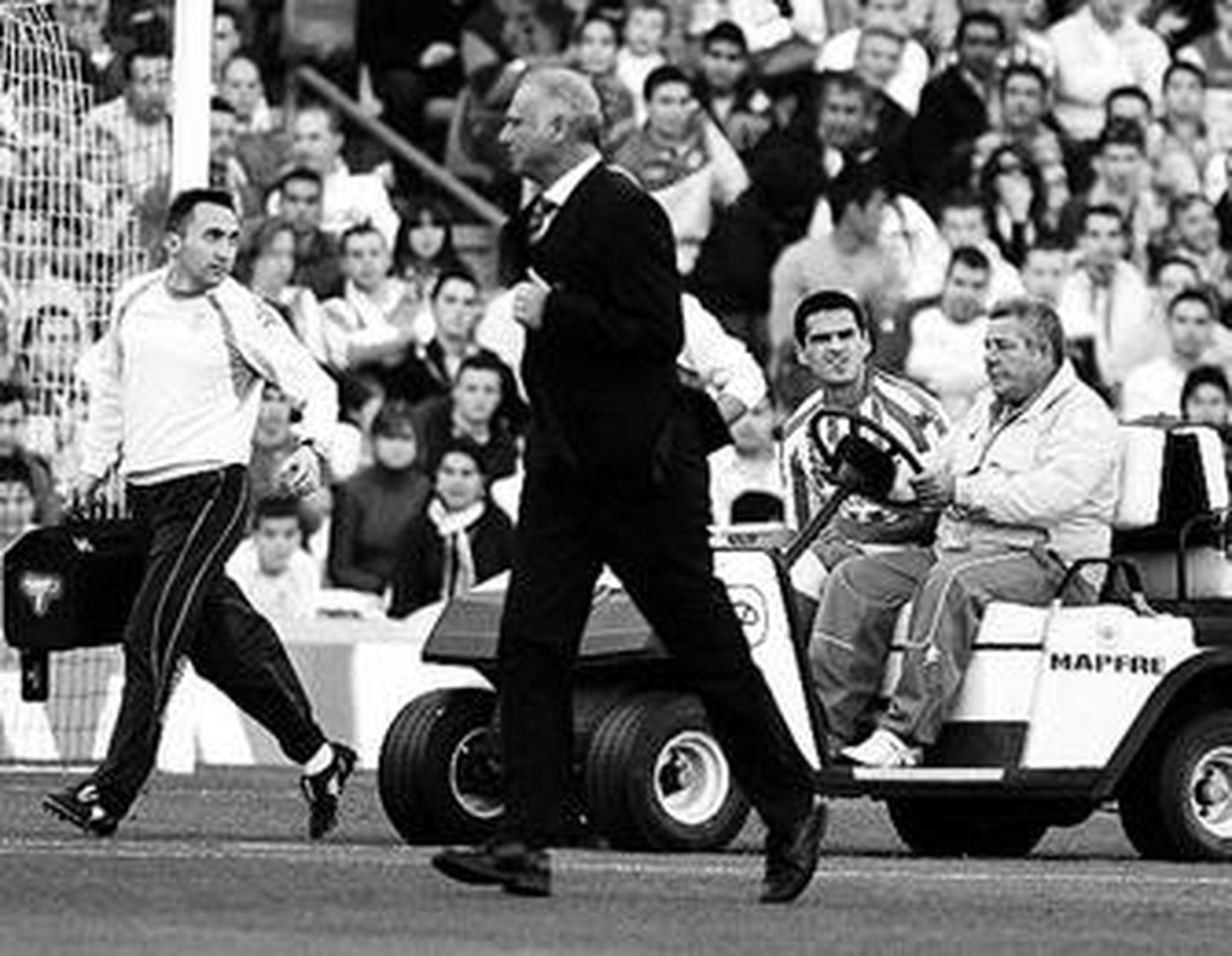 Juanito, acompañado por Calero y Montiel, retirado en camilla.