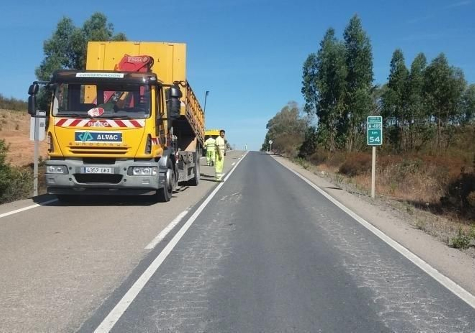 Trabajadores realizando las actuaciones de mantenimiento en la A-495