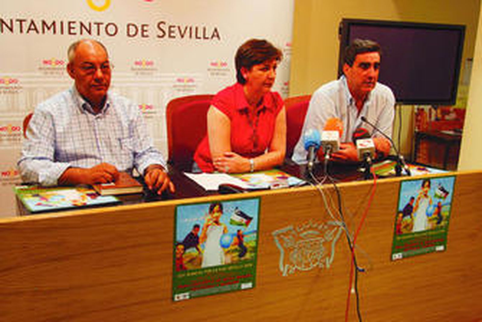Abidin Bucharaya, Josefa Medrano y Fernando Peraita, durante la presentación.