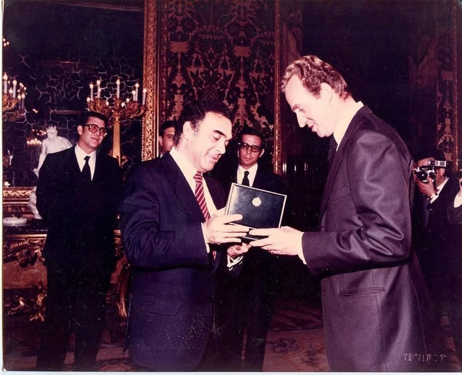 Ramón Gómez-Vivancos  encabezó la primera comitiva de la Cámara de Comercio de Almería ante el Rey Juan Carlos I, obsequiándole con el Sol de Oro