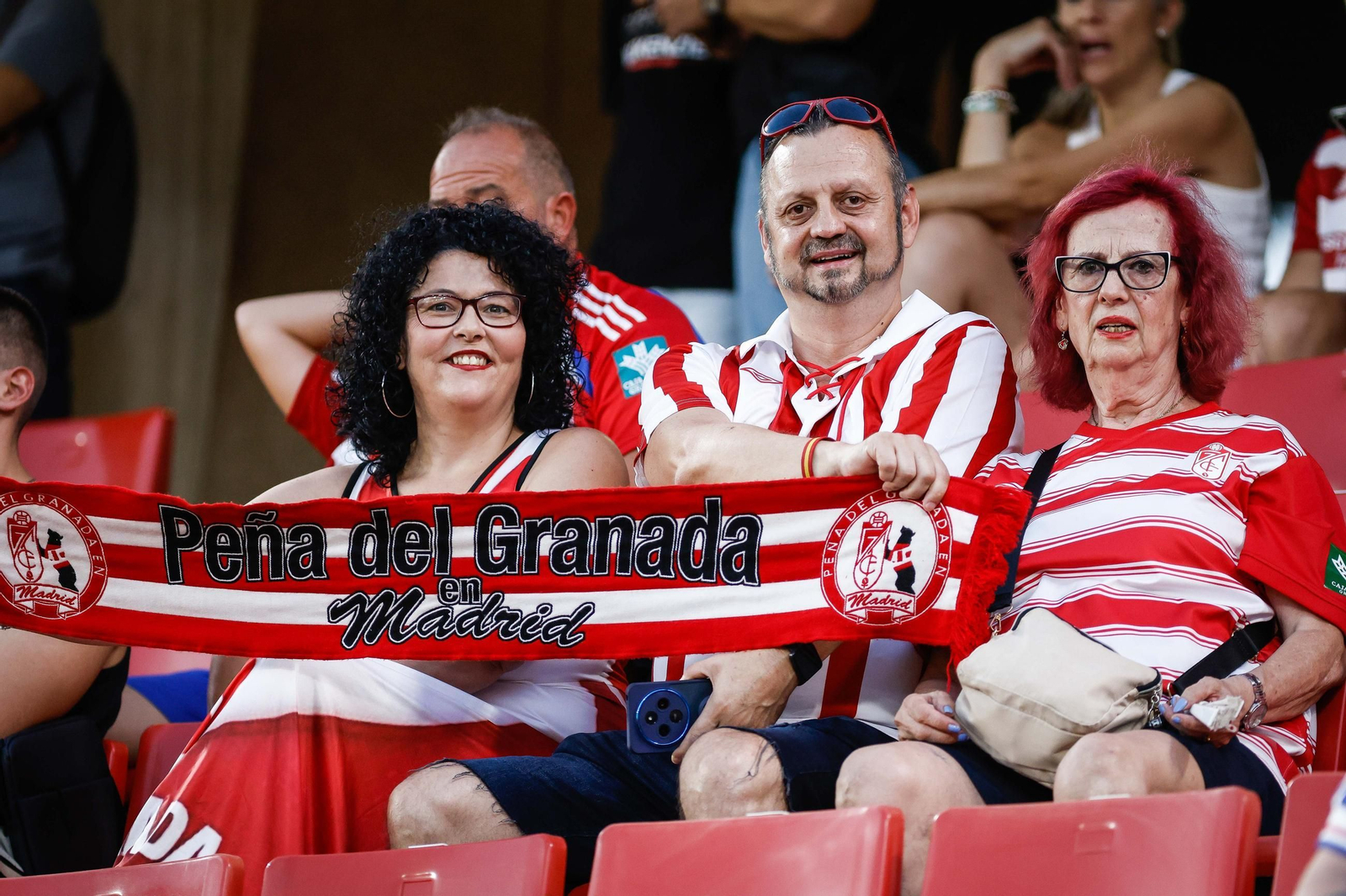 Encuéntrate en la grada de Los Cármenes y en el recibimiento al Granada CF