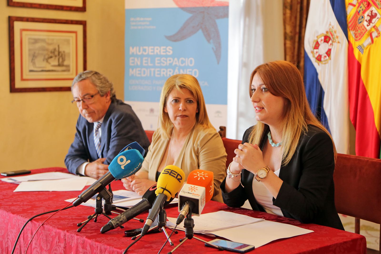José Manuel Cervera, de Tres Culturas, junto a Mamen Sánchez e Isabel Armario, ayer en el Ayuntamiento.