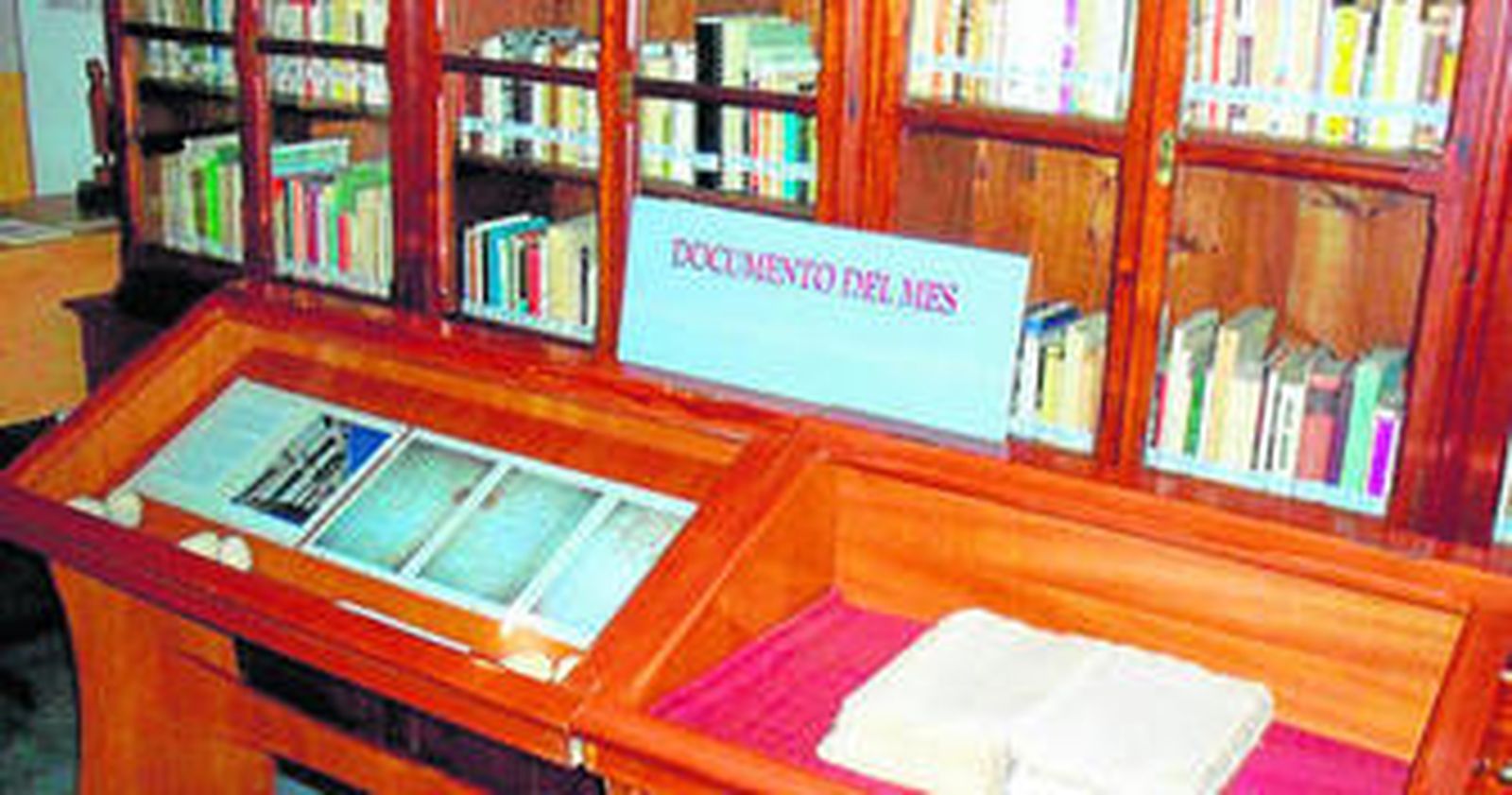 1 y 2. Detalle de unas de las páginas del codicilo del testamento de Martín Yáñez de Estrada. 3 y 4. En aras de recuperar el pasado esplendoroso de Moguer, el Archivo Histórico de la localidad exhibe durante este mes el documento, fechado el 19 de diciembre de 1577.