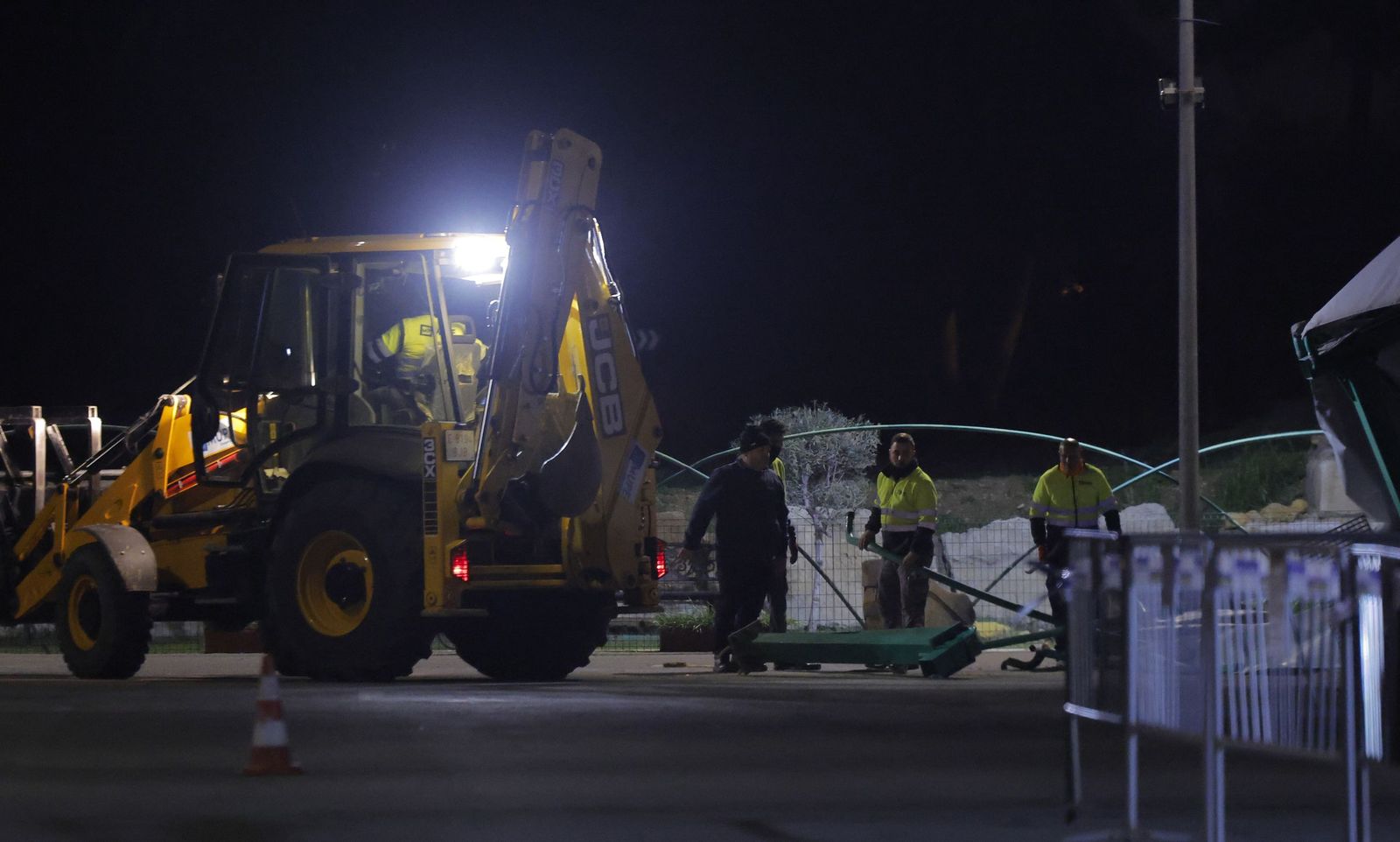 El derribo de la gasolinera de Alcosa, todas las fotos