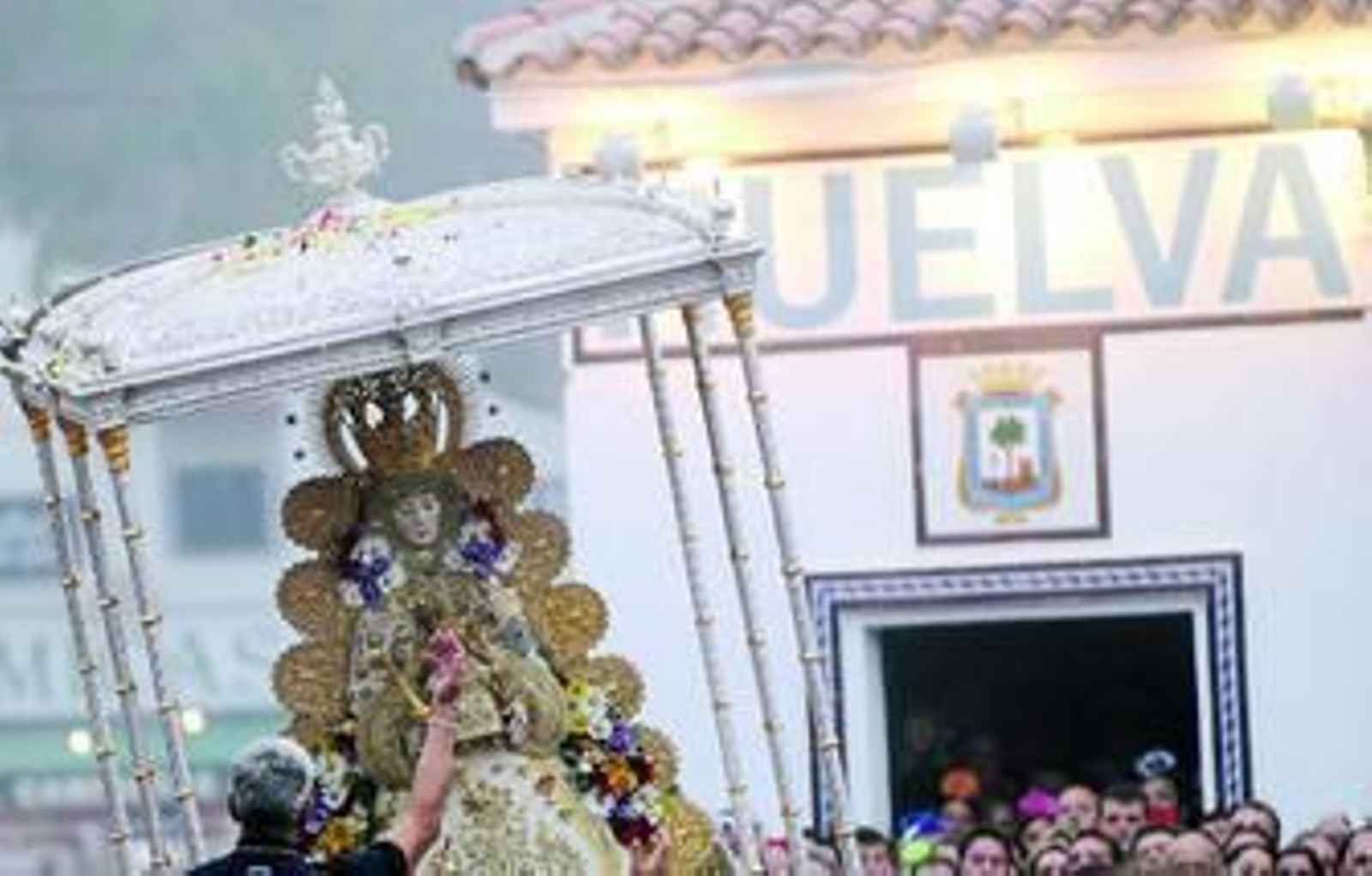 La presentación de la Virgen ante la casa hermandad de Huelva fue un momento de apoteósis.