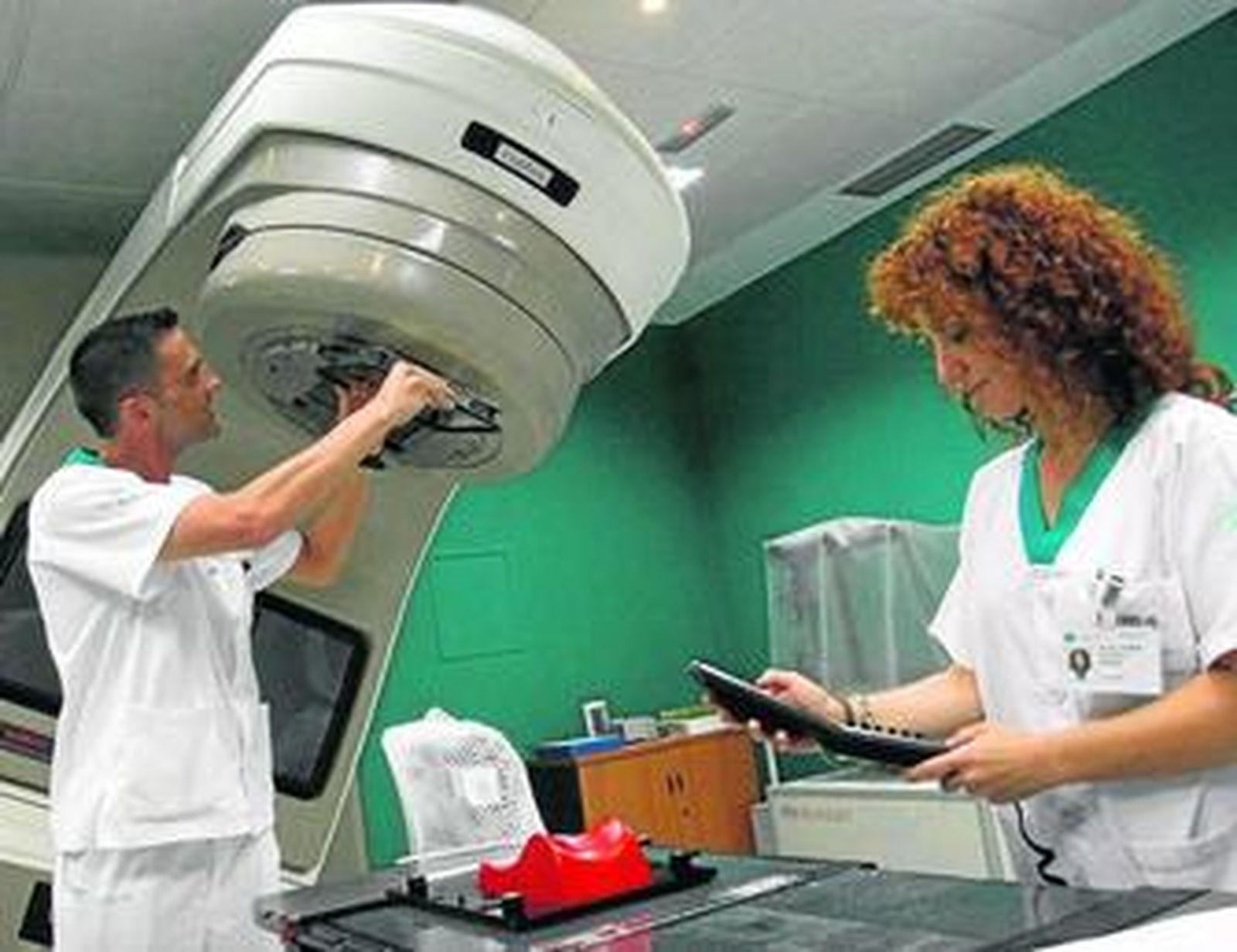 Dos técnicos de una Unidad de Oncología Radioterápica.