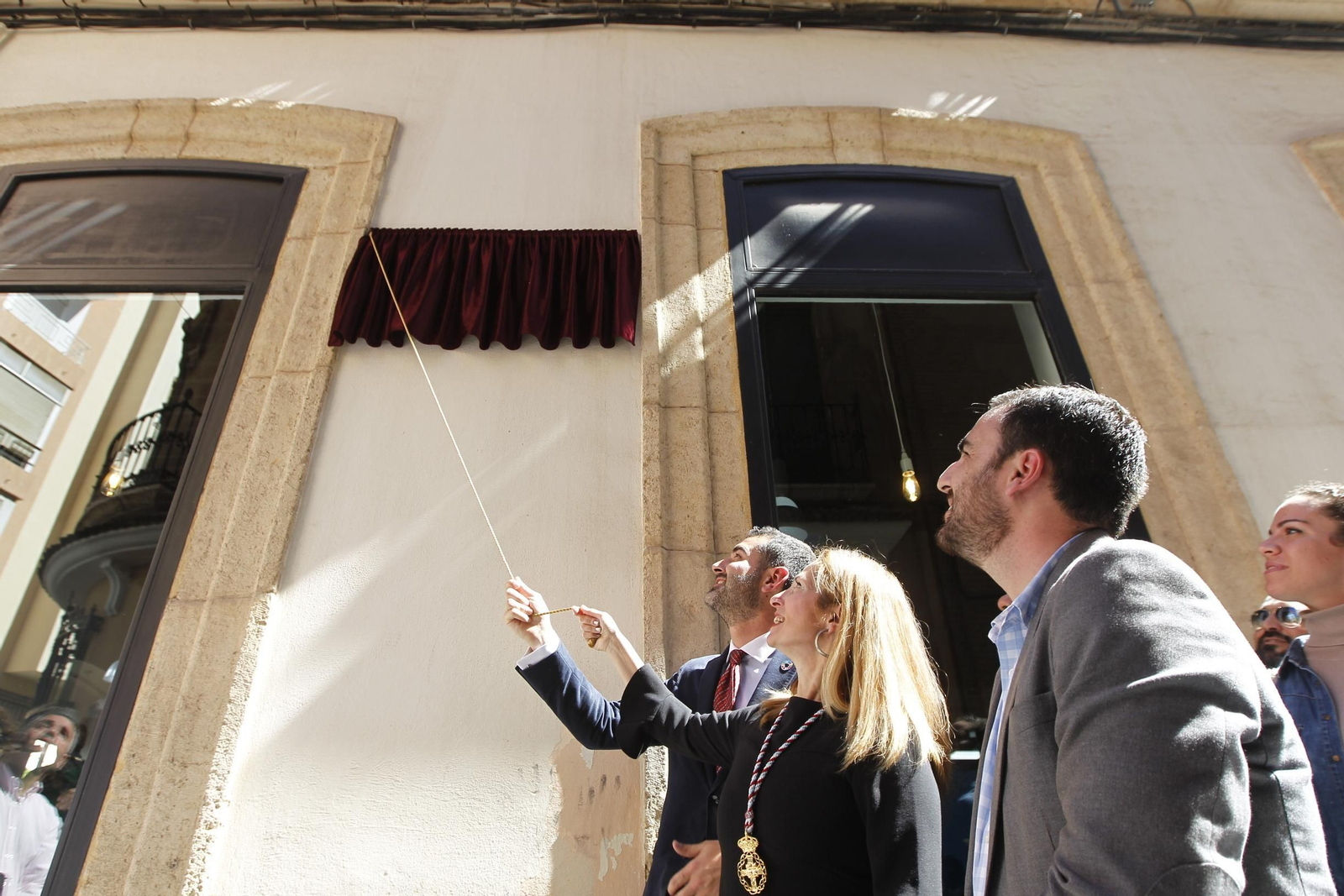 El alcalde y la Hermana Mayor descubrieron la placa de esta nueva vía para la ciudad.
