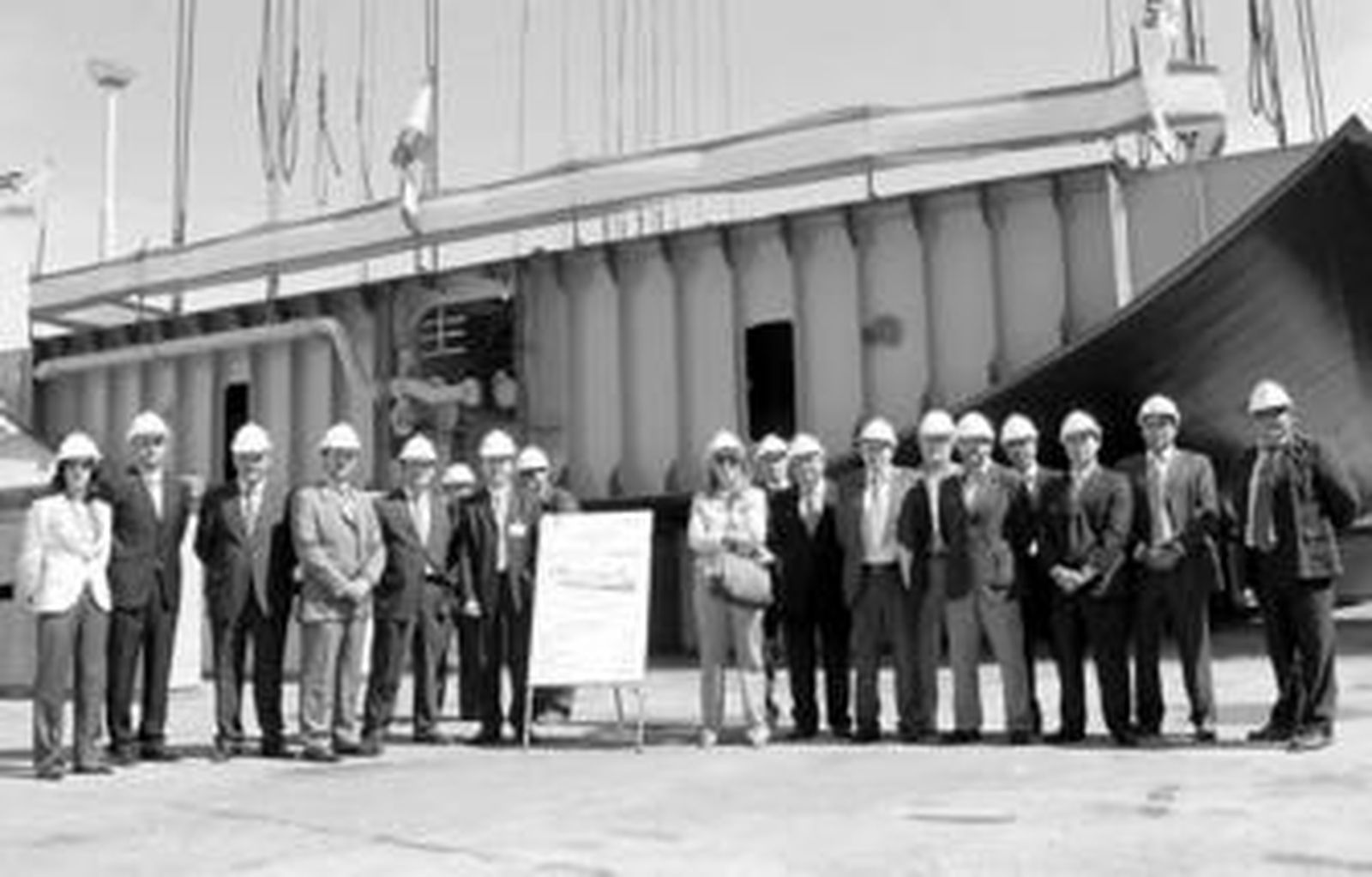 Directivos y representantes de Navantia y Acciona Trasmediterránea, en la puesta de quilla de un ro-ro.