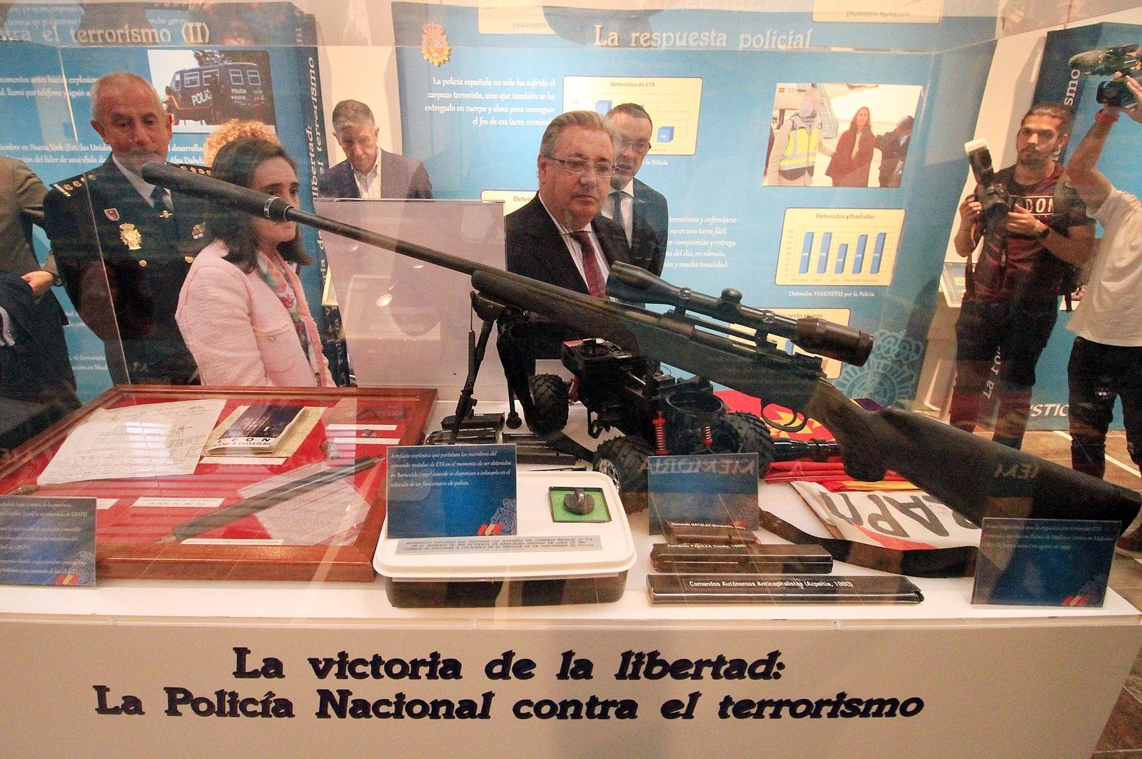 Juan Ignacio Zoido, ministro del Interior, presenta en la Comandancia de la Guardia Civil la nueva versión de AleryCops y el dispositivo del Rocío y posteriormente acude a la Diputación de Huelva para visitar la exposición sobre el terrorismo, en imágenes