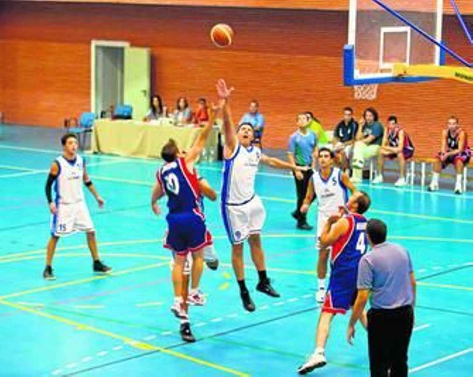 Juanfran Gallego (Valverde), en labores defensivas durante un encuentro ante el Lepe Alius. Juanfran Gallego (Valverde), en labores defensivas durante un encuentro ante el Lepe Alius.
