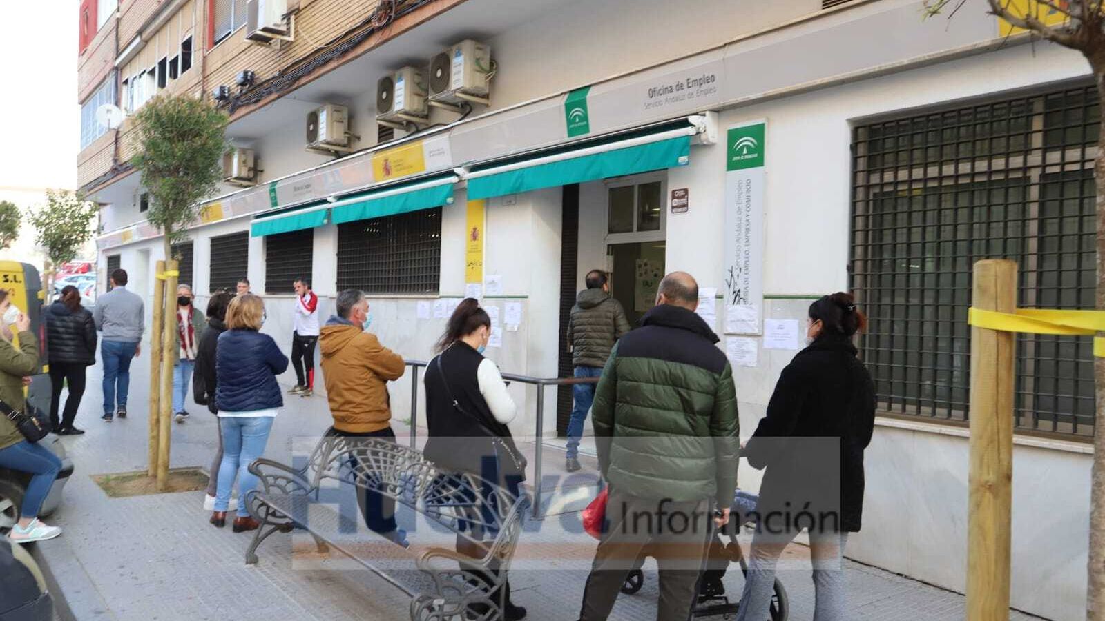 Imagen de una oficina de empleo en la capital onubense en la mañana de ayer.