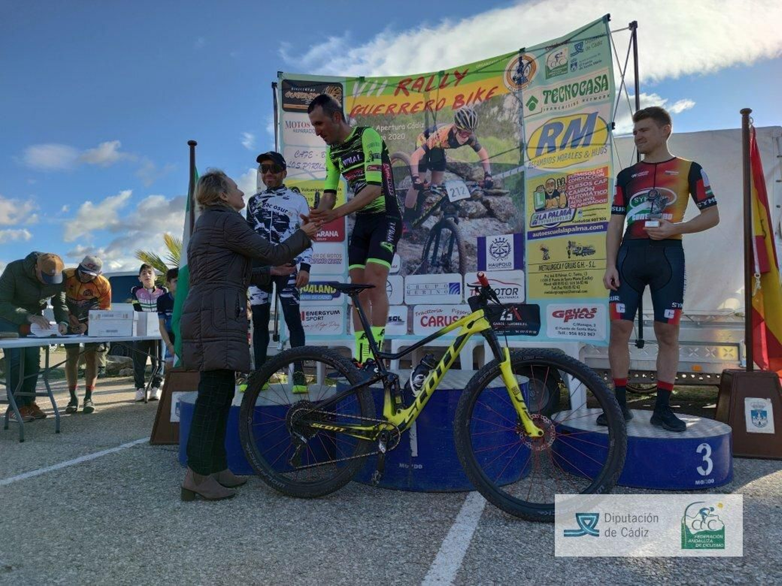 Iván Vargas recibe el trofeo de ganador en la categoría M30.