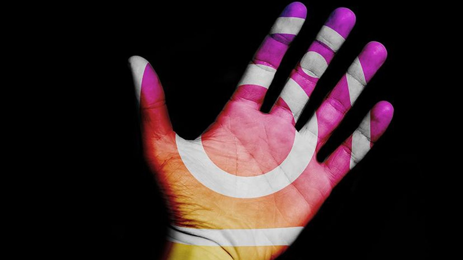 Palma de la mano dibujada con los colores corporativos de Instagram.