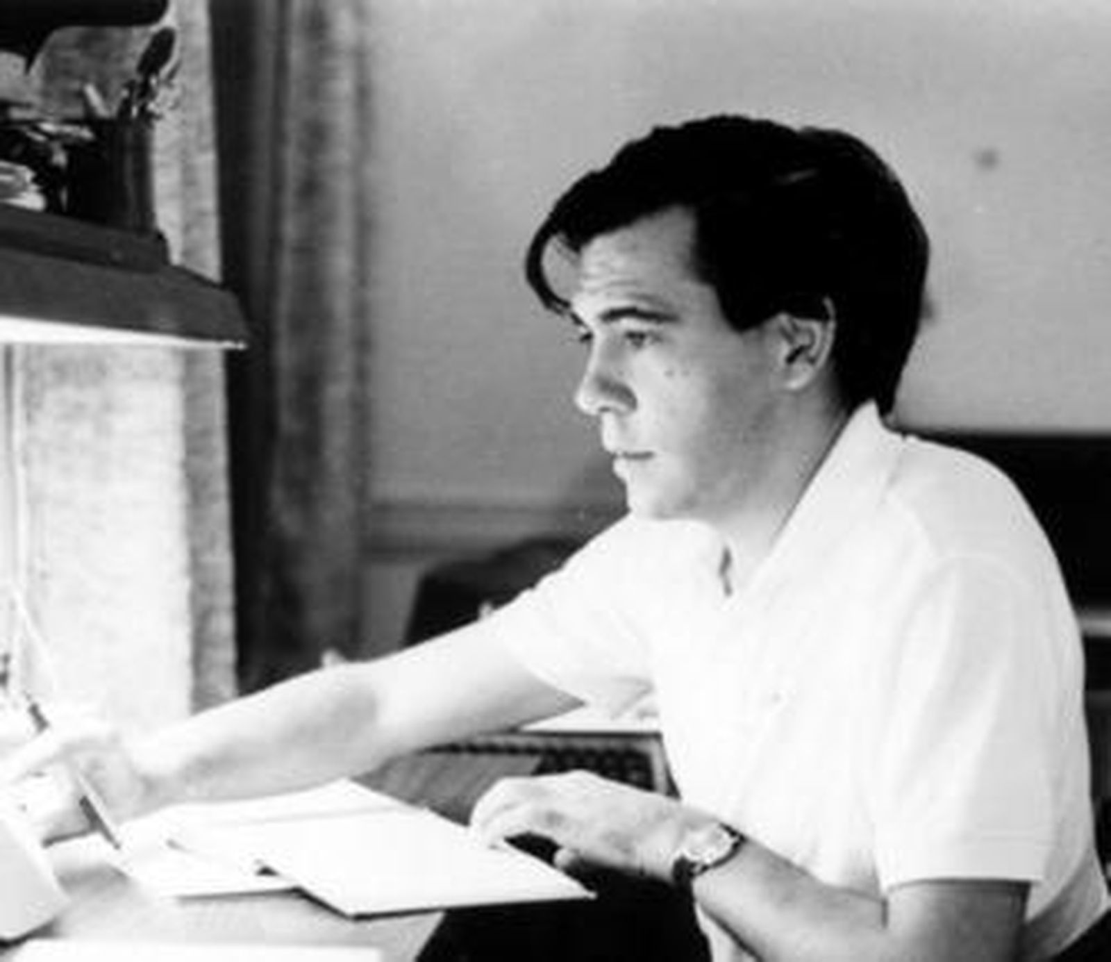 Francisco Javier Martínez escribiendo su tesis doctoral.