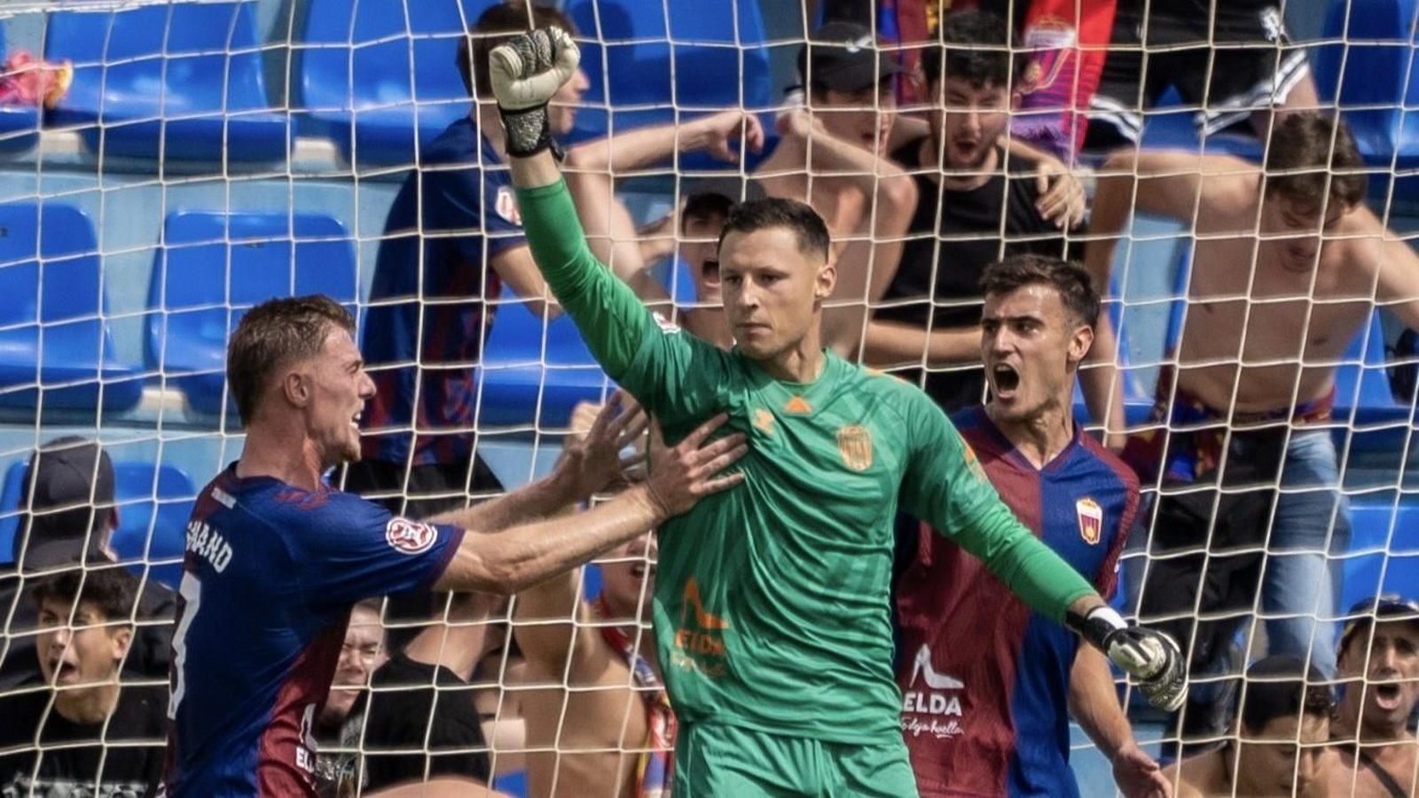 Ramón Vila, portero cedido por el Córdoba CF al Eldense, celebra la parada de un penalti.