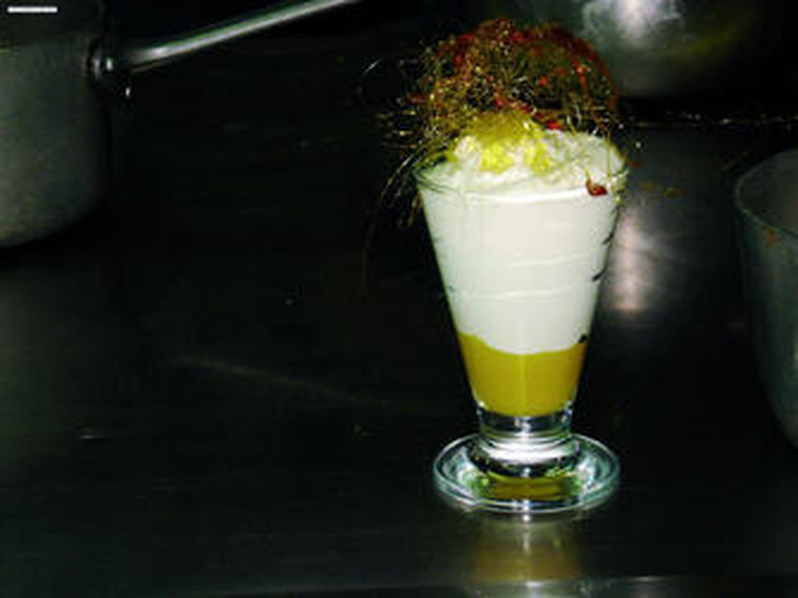 Mousse de cuajada y mango con caviar
