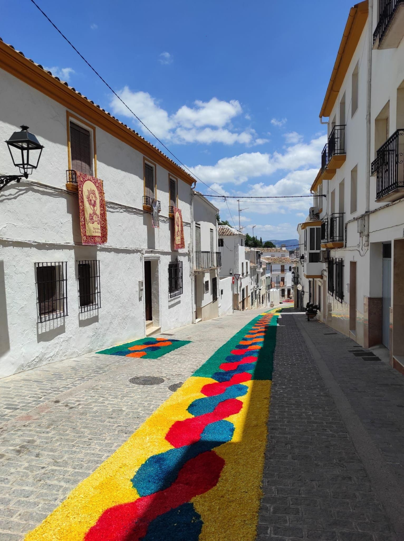 Un recorrido en imágenes por las coloridas alfombras del Corpus en Valenzuela, Belmez y Carcabuey