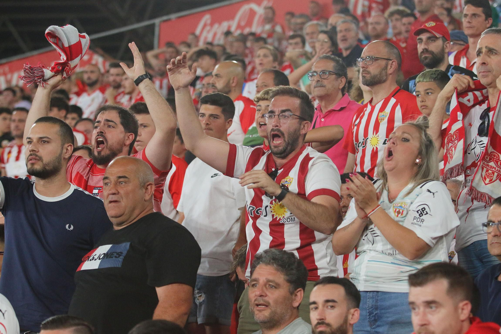 Las imágenes de la decepción de los aficionados del Almería