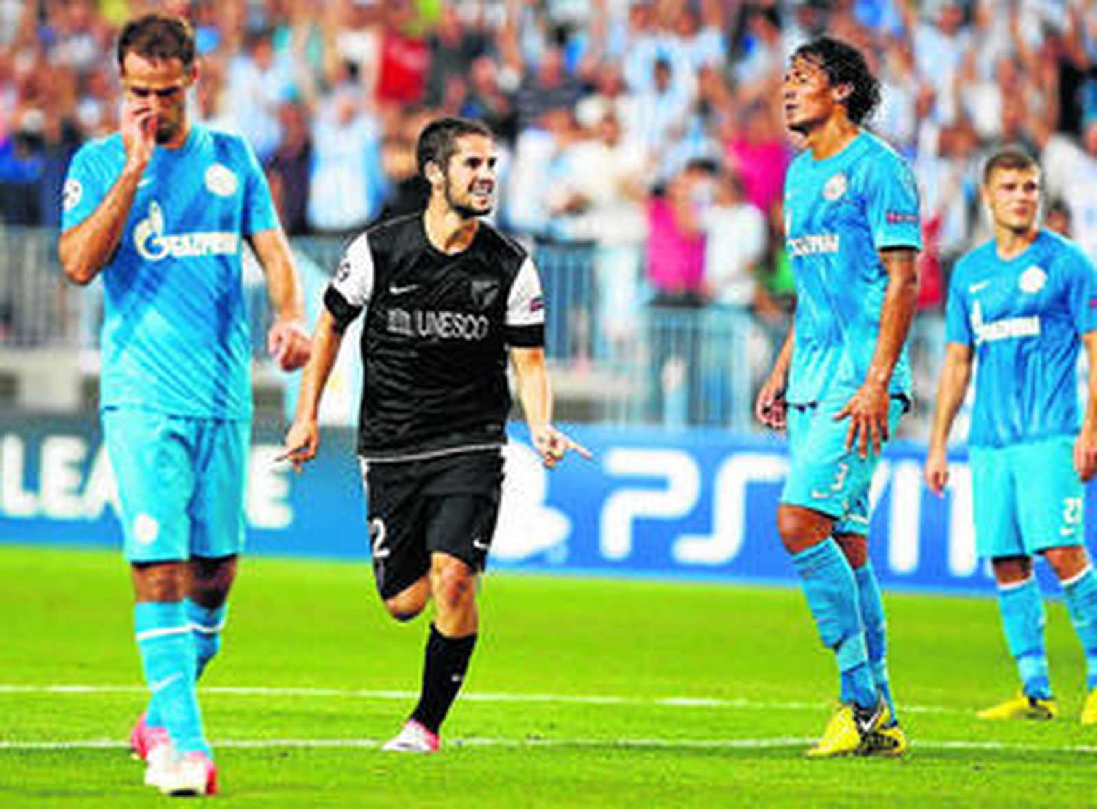 Pellegrini, junto a Cousillas, sentado en el banquillo, antes del inicio del choque ante el Zenit.