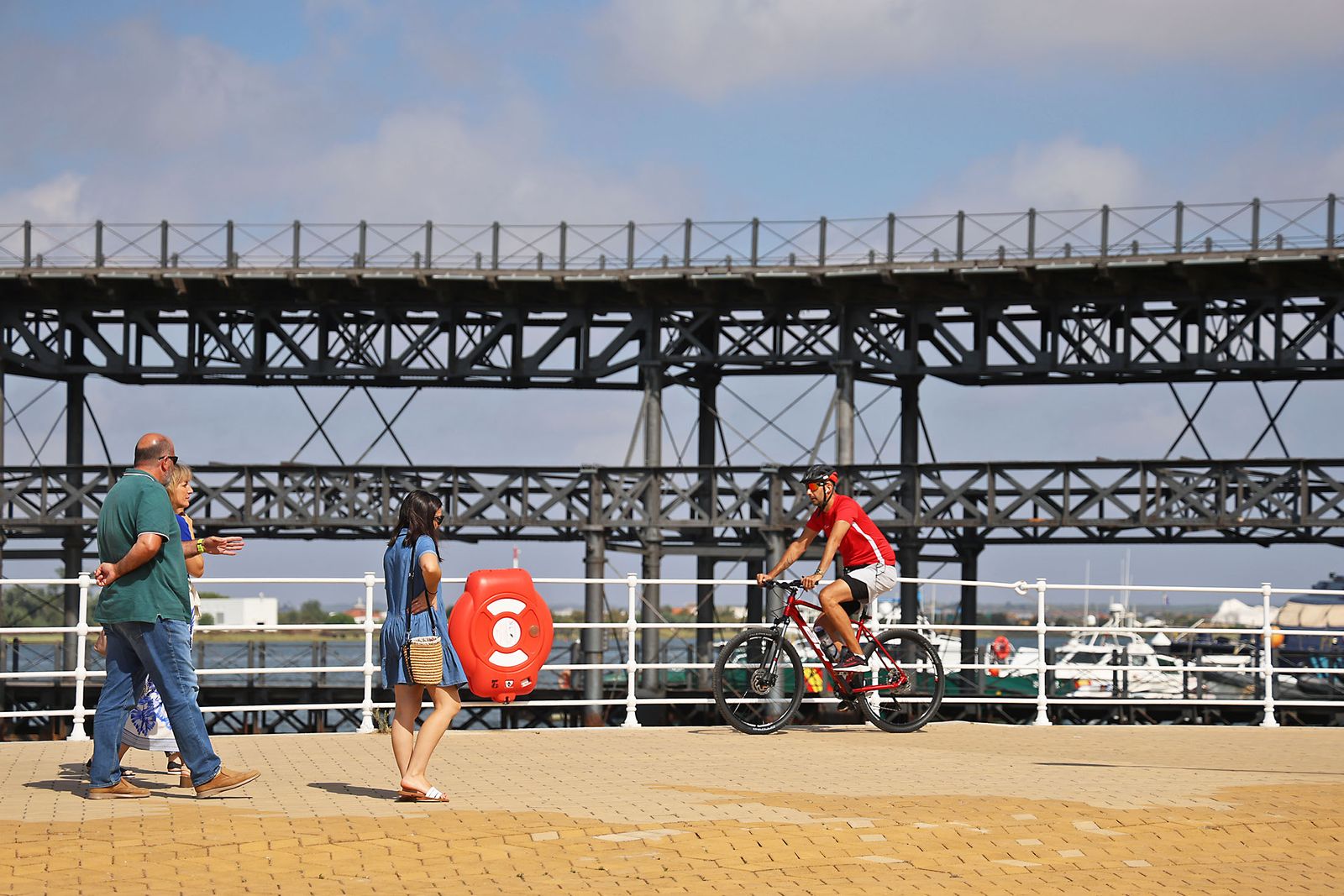 Imágenes del ambiente en el entorno del Paseo de la Ría