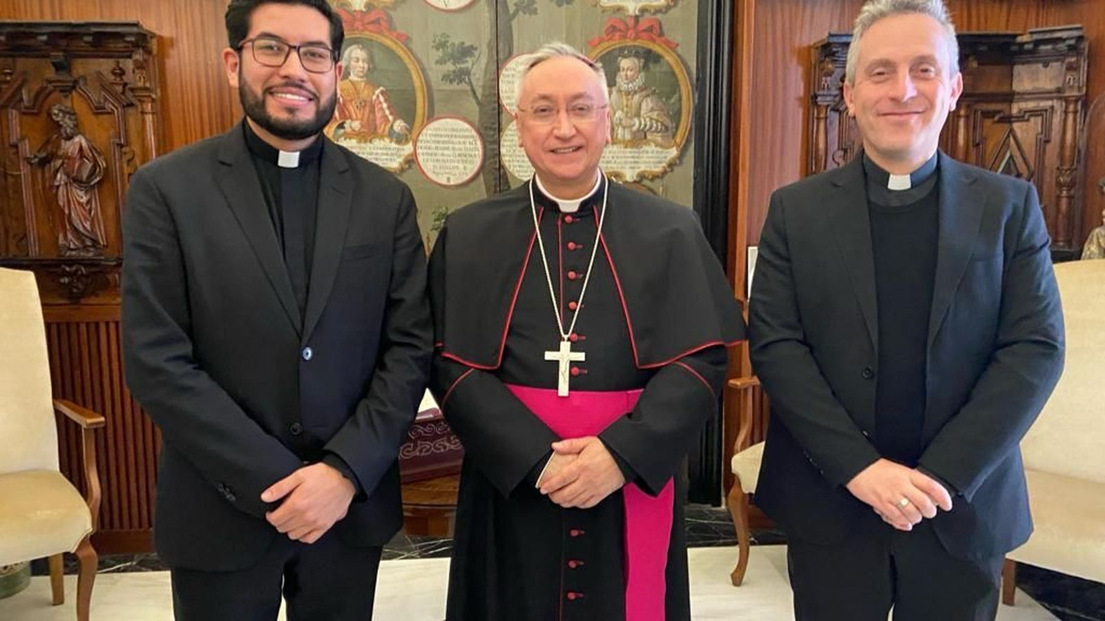 El sacerdote Kevyn Hernando, Director de la Oficina de Obras y Recursos, Monseñor Rico Pavés, Obispo de Asidonia-Jerez y Roberto Romero, Vicario General.
