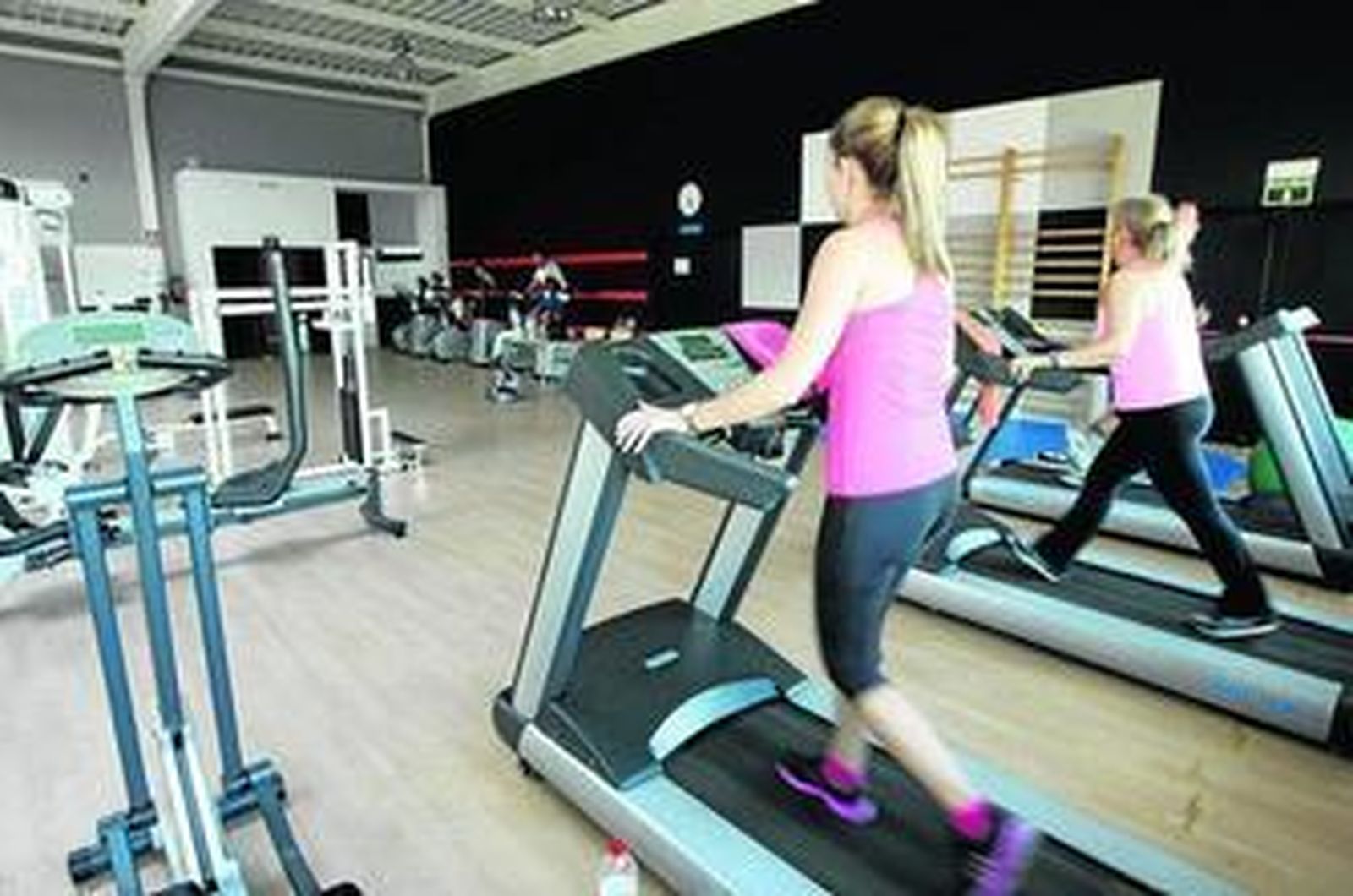 Usuarias del centro deportivo de la Universidad de Almería.