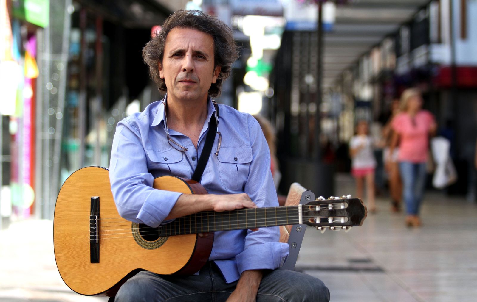 El onubense Juan Carlos Romero posa con su guitarra en la calle Concepción, en una imagen de hace dos años.