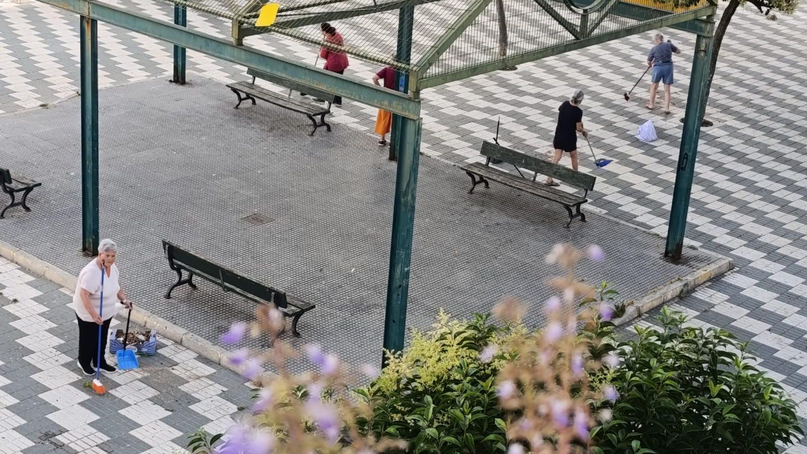 Vecinos de la plazoleta, durante las labores de limpieza.