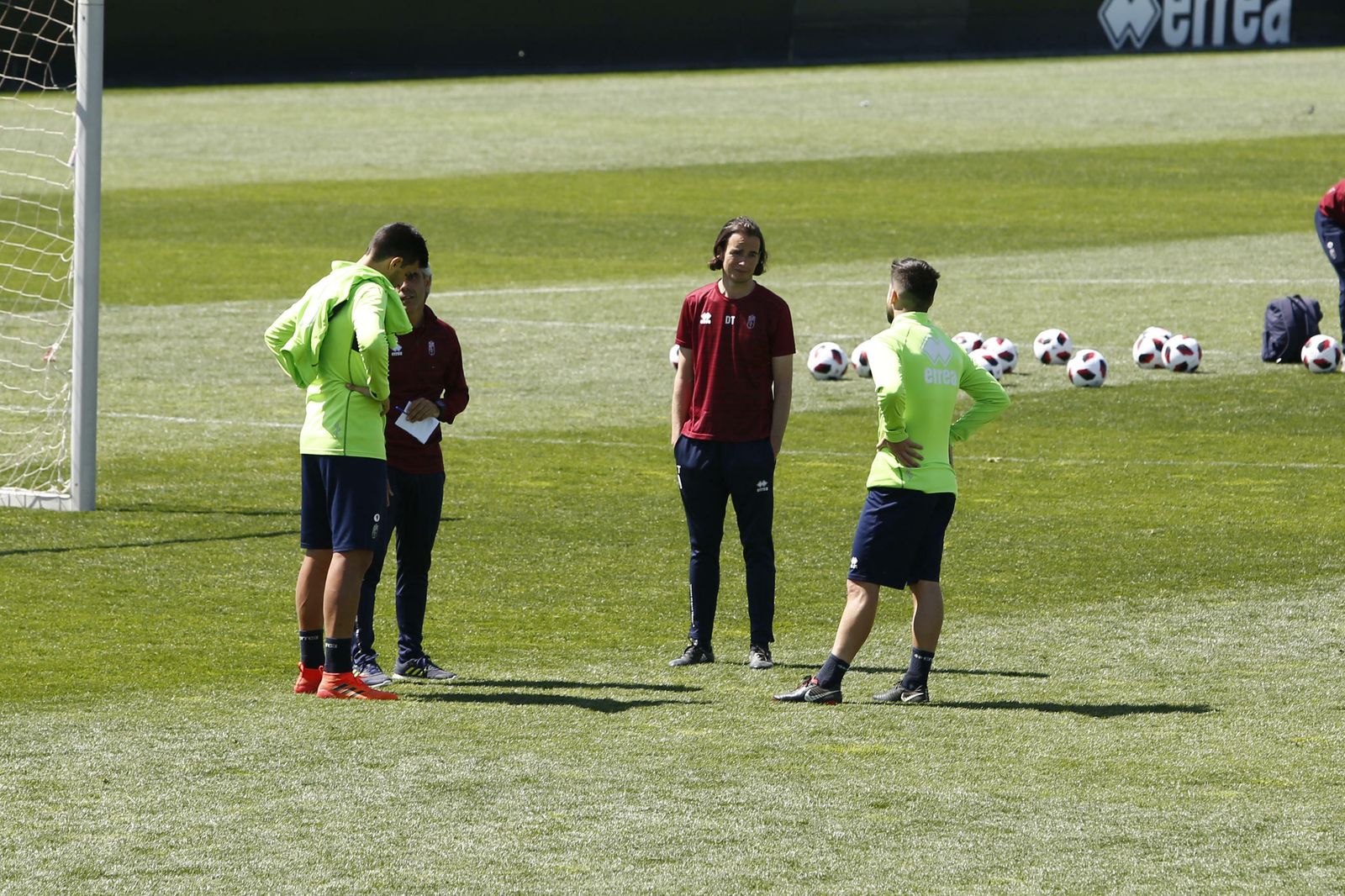David Tenorio y Roberto Cuerva, su segundo técnico, en el entrenamiento de este miércoles.