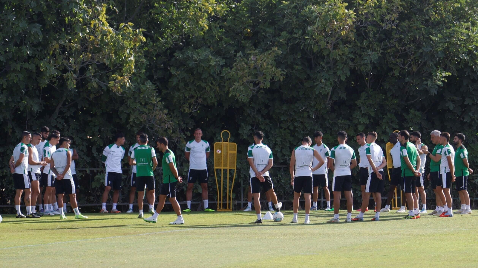 Iván Ania se dirige a sus jugadores antes de empezar un entrenamiento del Córdoba CF en la Ciudad Deportiva.