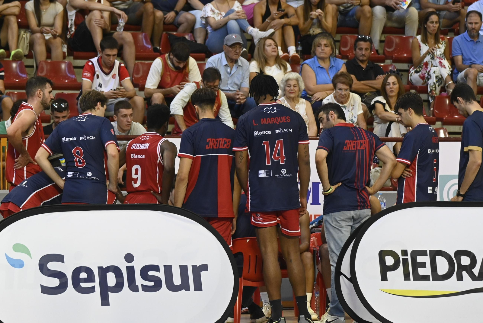 Las mejores fotos del ambiente en Vista Alegre para el Coto Córdoba - Jaén CB de la Copa de España de baloncesto