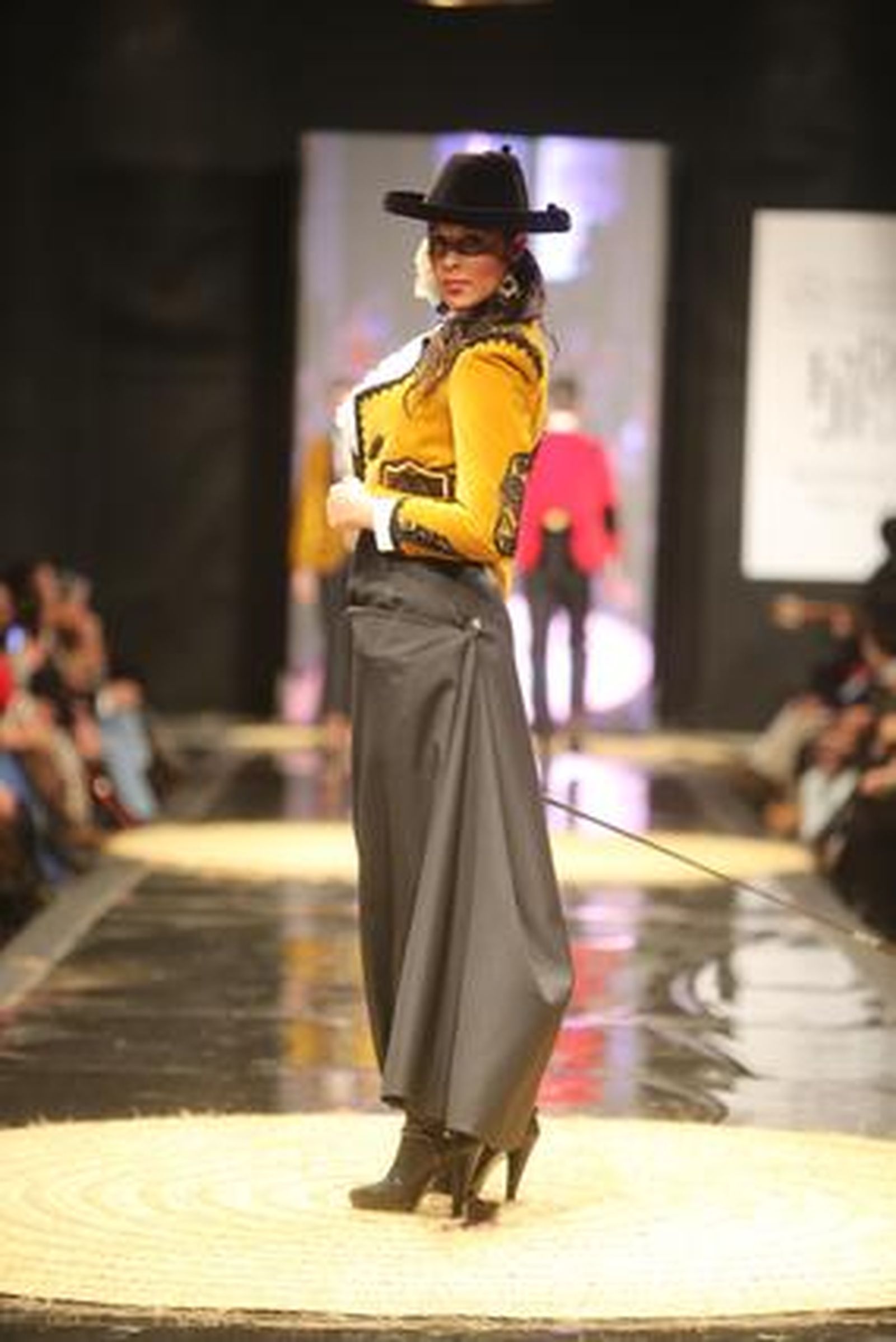 Para componer 'Antología' el diseñador ha hecho una selección de creaciones de líneas anteriores como 'Pasión ecuestre', 'Sueño goyesco' o 'Fantasía taurina'.

Foto: Juan Carlos Corchado