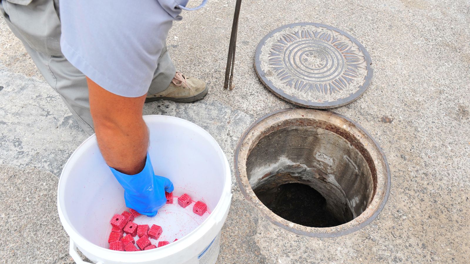 Funcionario realizando trabajos de desratización en las redes de saneamiento