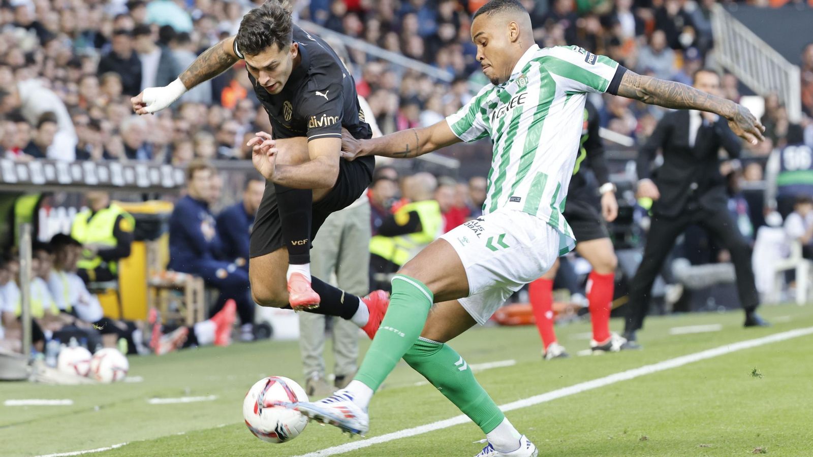 Natan frena a Hugo Duro en un lance del partido.